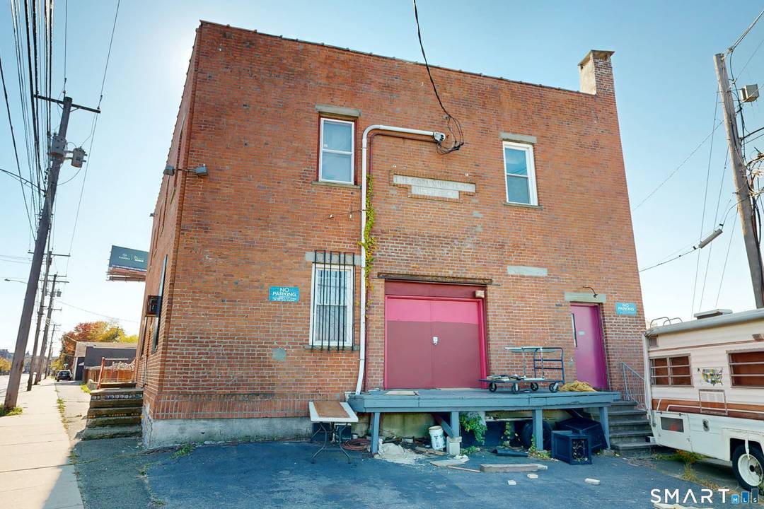 Great Location and Ideal for an owner operator looking for warehouse and or industrial use.