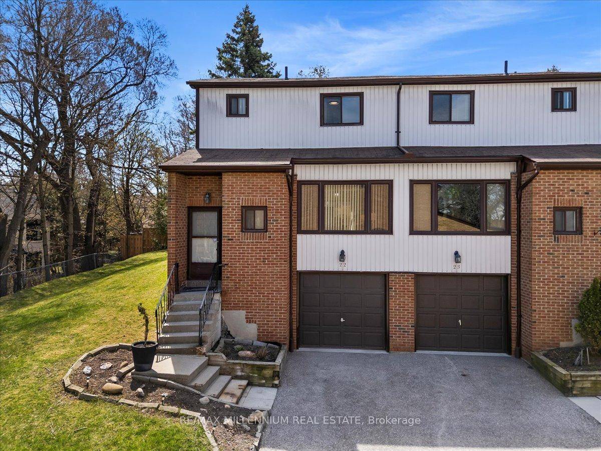 Beautifully upgraded 3 bedroom condo townhouse located in Pickering's highly desirable West Shore community.