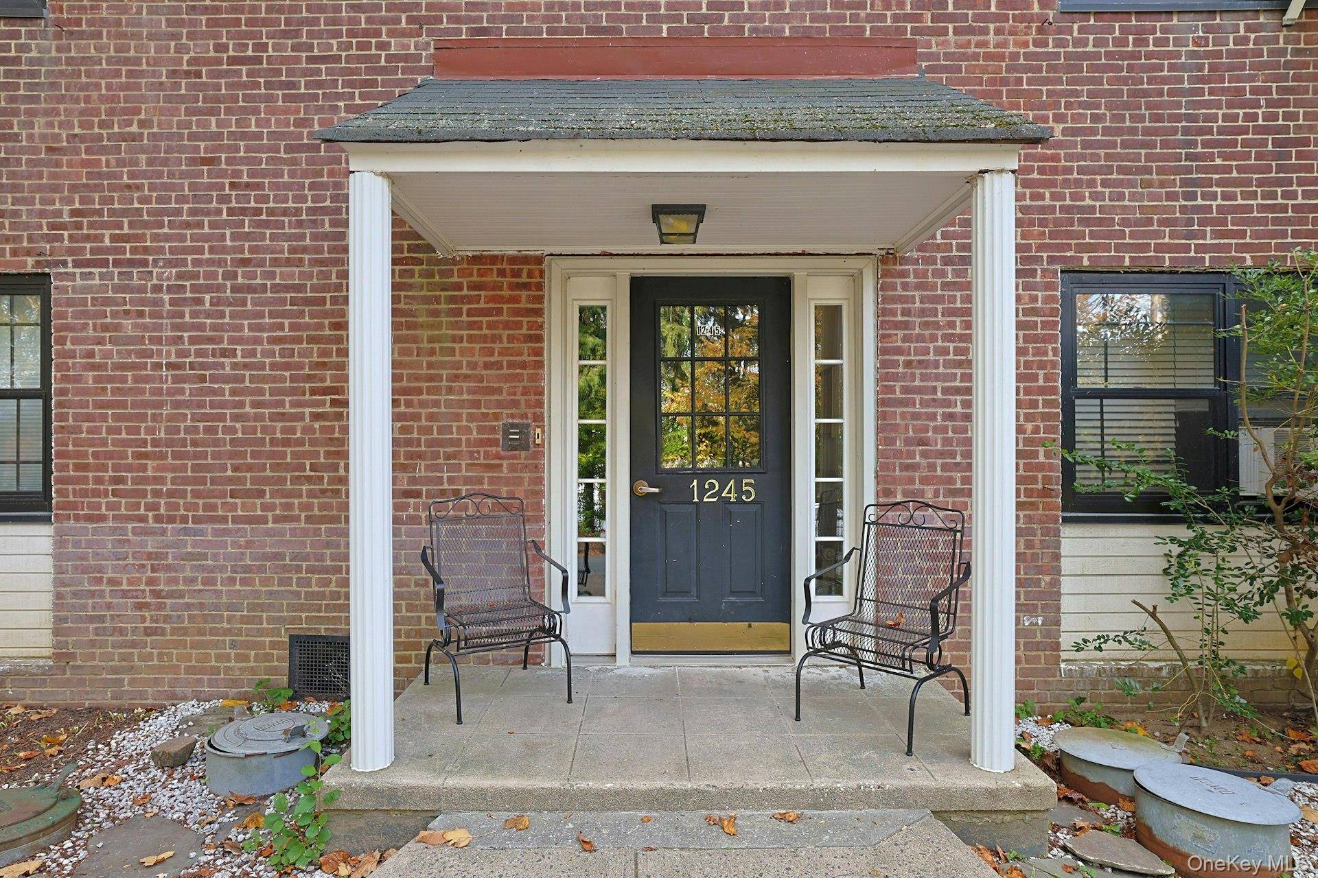 Come see this stylish duplex with modern luxuries and great exposures winter lake view Completely renovated and designed with today's buyer in mind.