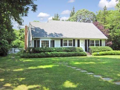 Southampton Home With Bay Views!