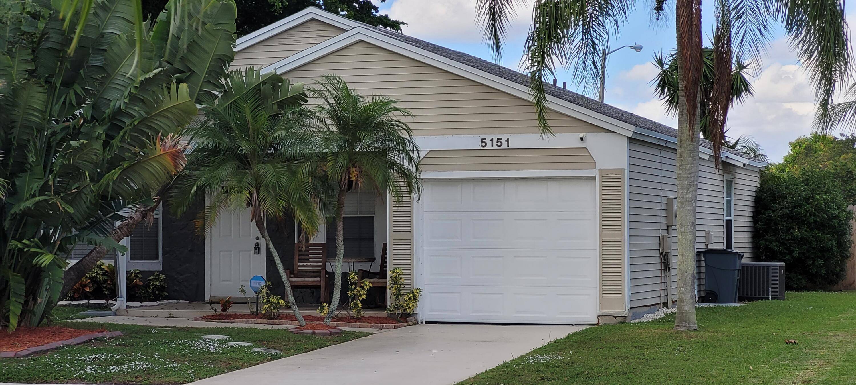 Beautiful Home family friendly community community pool, basketball court, tennis court and clubhouse, 3 2 with a fenced backyard, open layout, large open kitchen with a breakfast nook, covered front ...