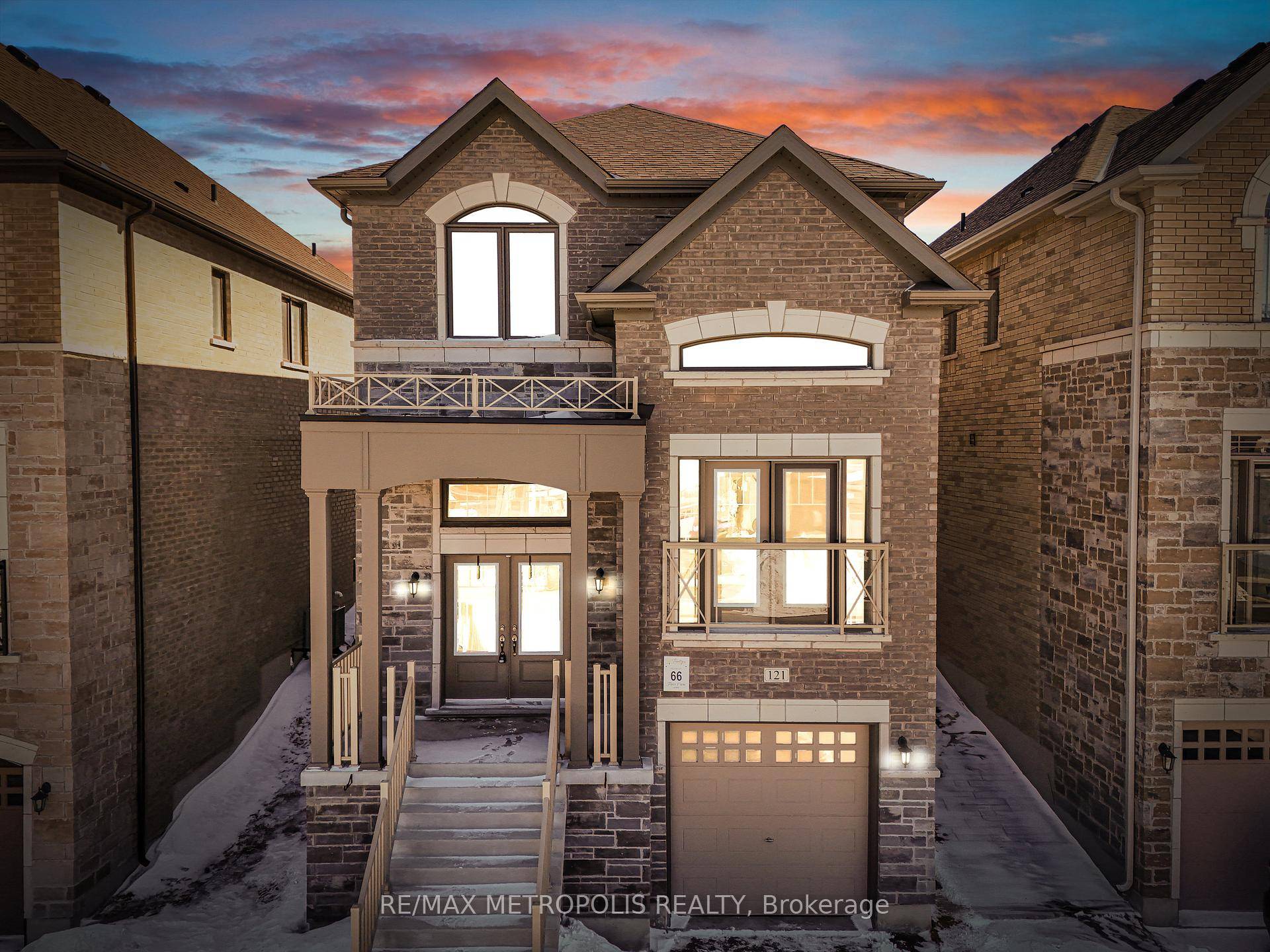 Stunning 3 Bed, 3 Bath Detached Home with Modern Finishes !
