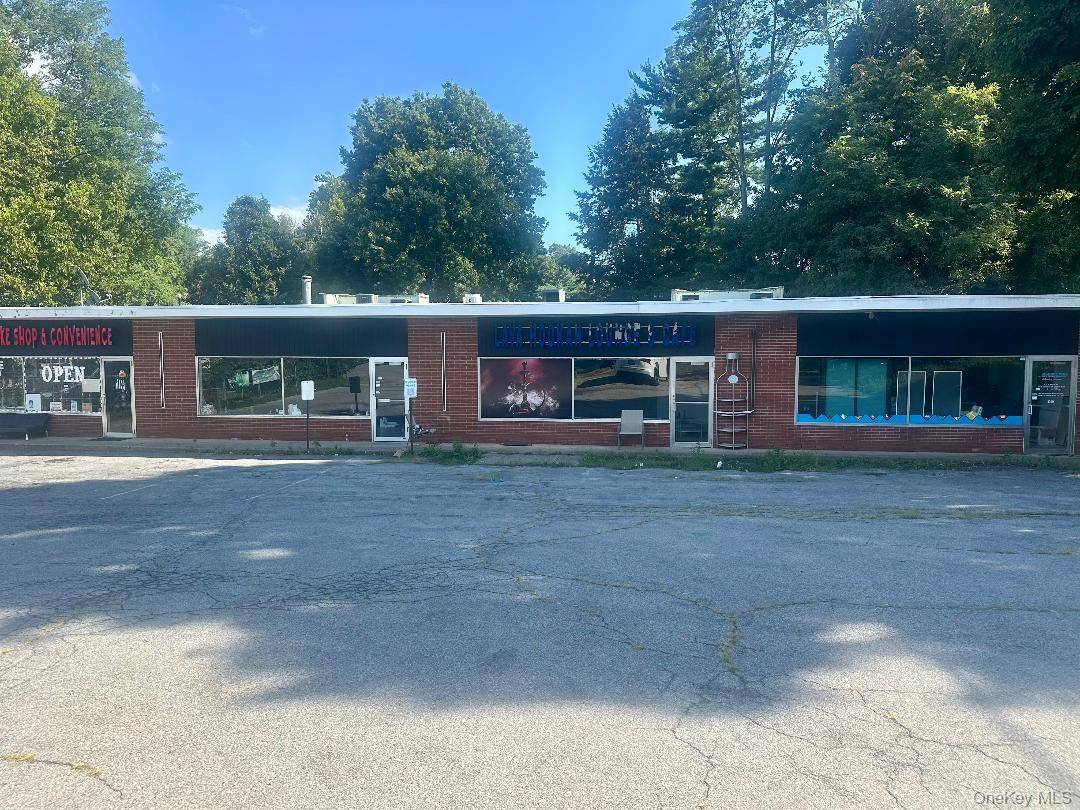 BRING YOUR INVESTORS SINGLE STORY BRICK BUILDING WITH GREAT POTENTIAL VERY HIGH TRAFFIC AREA 4 STORE FRONTS BUSINESSES INCLUDED IN PURCHASE 1 900 SQ FT, 2 1100 SQ FT, 2 ...