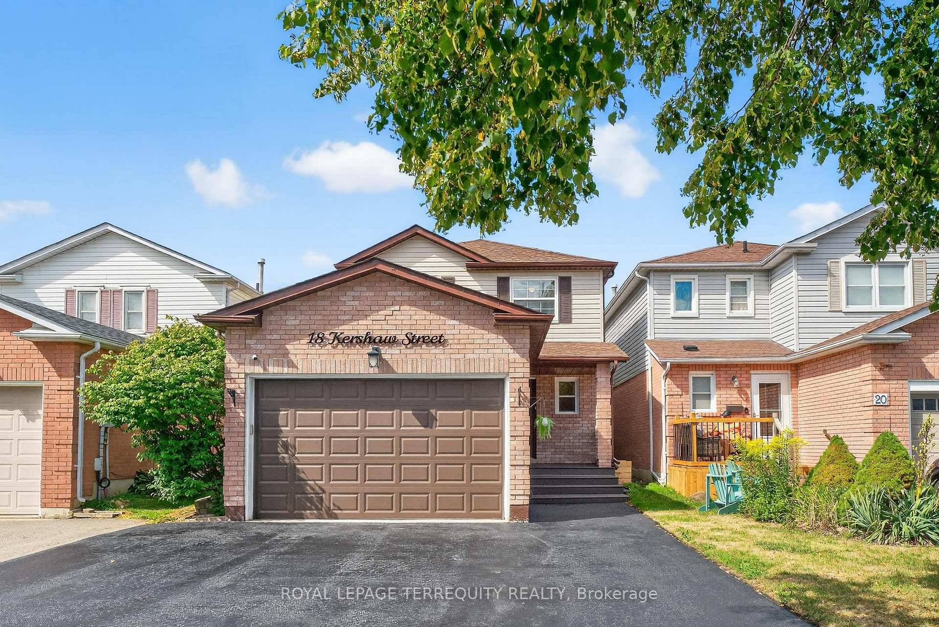 Don't miss out on this beautiful, detached property with an enchanting backyard !