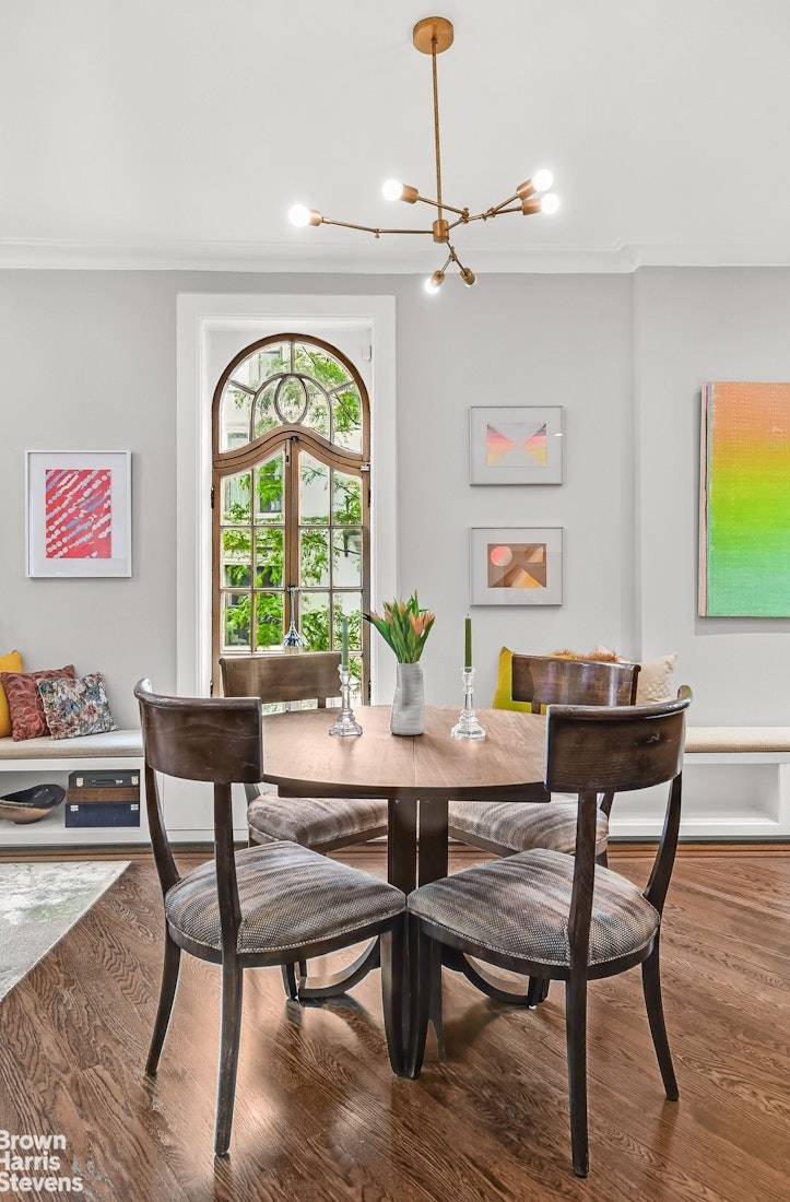 Historic Elegance meets Modern Luxury in Brooklyn Heights Townhome Nestled on the charming Orange Street in the heart of Brooklyn Heights, this exquisite townhouse offers an unparalleled living experience.