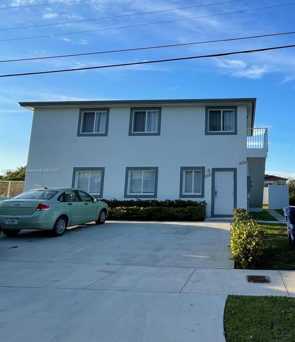 Attention investors, Incredible unit for Sale, 3 bedrooms, 2 bathrooms, laundry included, almost new, with parking for 2 cars for unit.