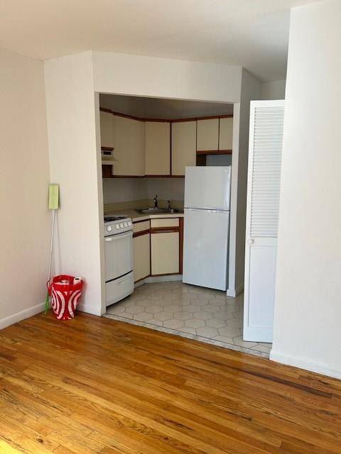 Bright one bedroom in prime upper east side location.