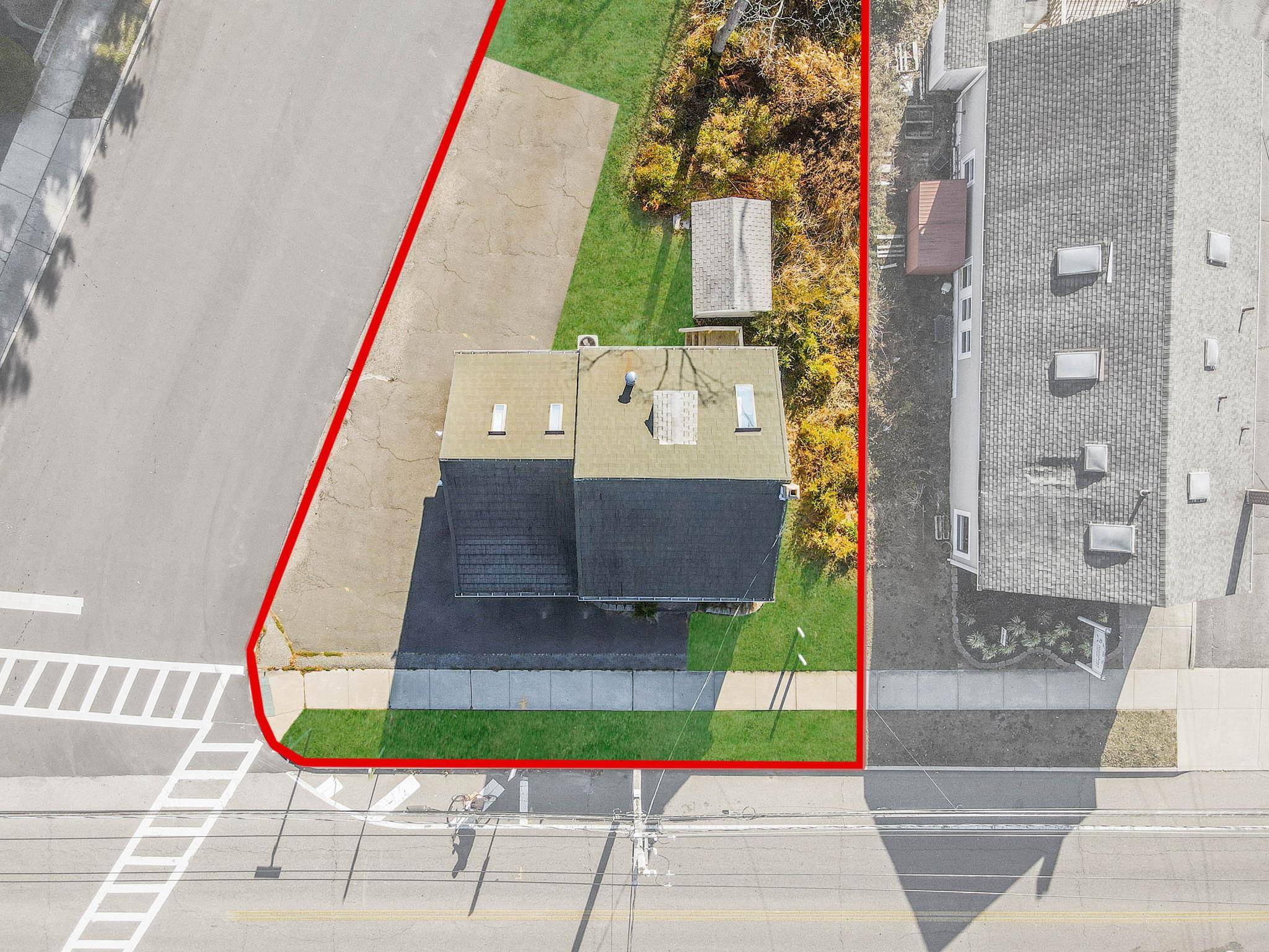 EXCEPTIONAL COMMERCIAL OPPORTUNITY IN THE HEART OF SAYVILLE !