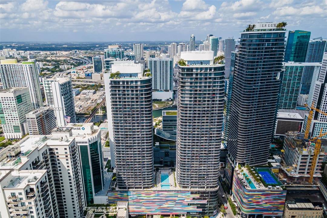 Now available in Brickell Heights West, Unit 1109 is a well designed 1 bedroom, 1.