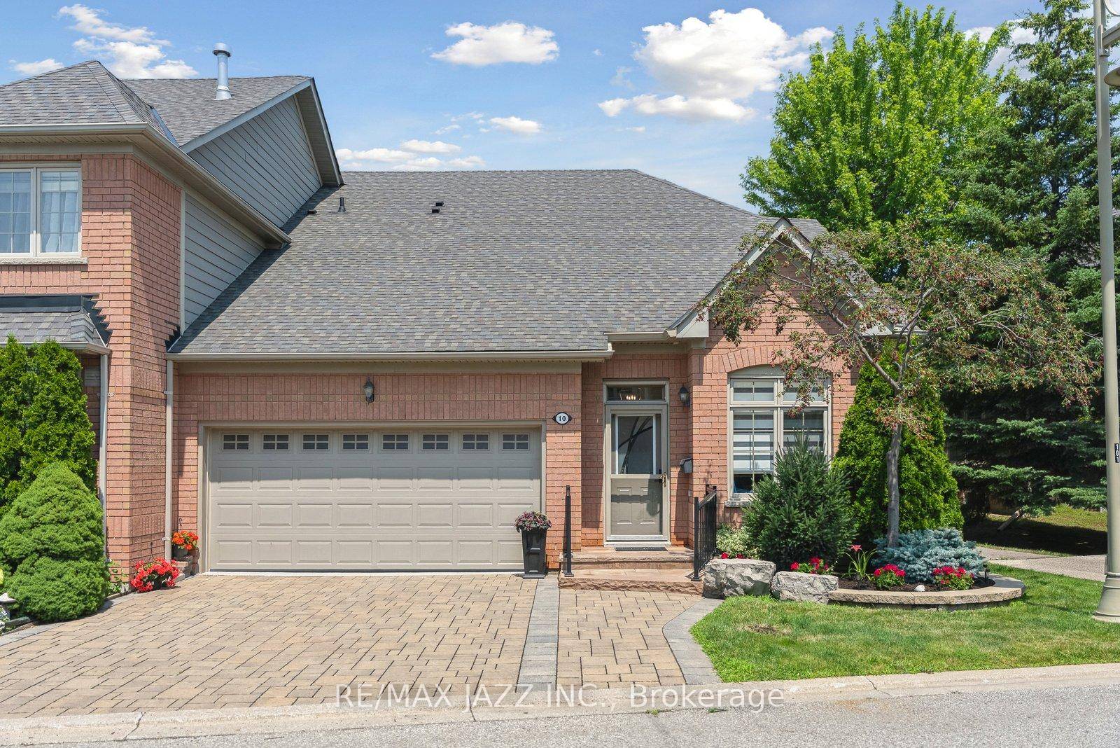 Welcome to Swan Lake ! Over 2000 sq ft of luxuriously renovated space in this end unit bungaloft, nestled in a gated community surrounded by nature, mature trees amp ; ...