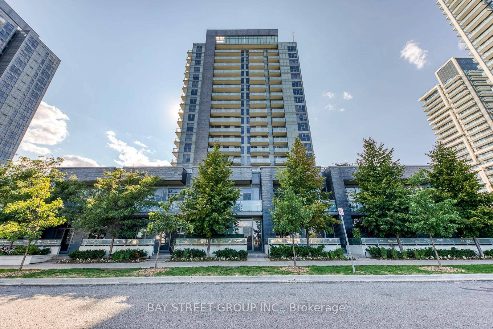 Stunning Luxury 1 Bedroom Den Condo in Prime Yonge amp ; Hwy 7 Location !