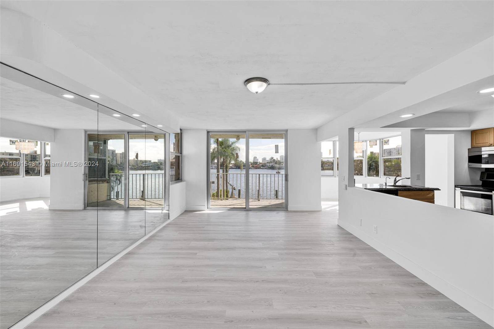 Unobstructed Endless Maule Lake Views.