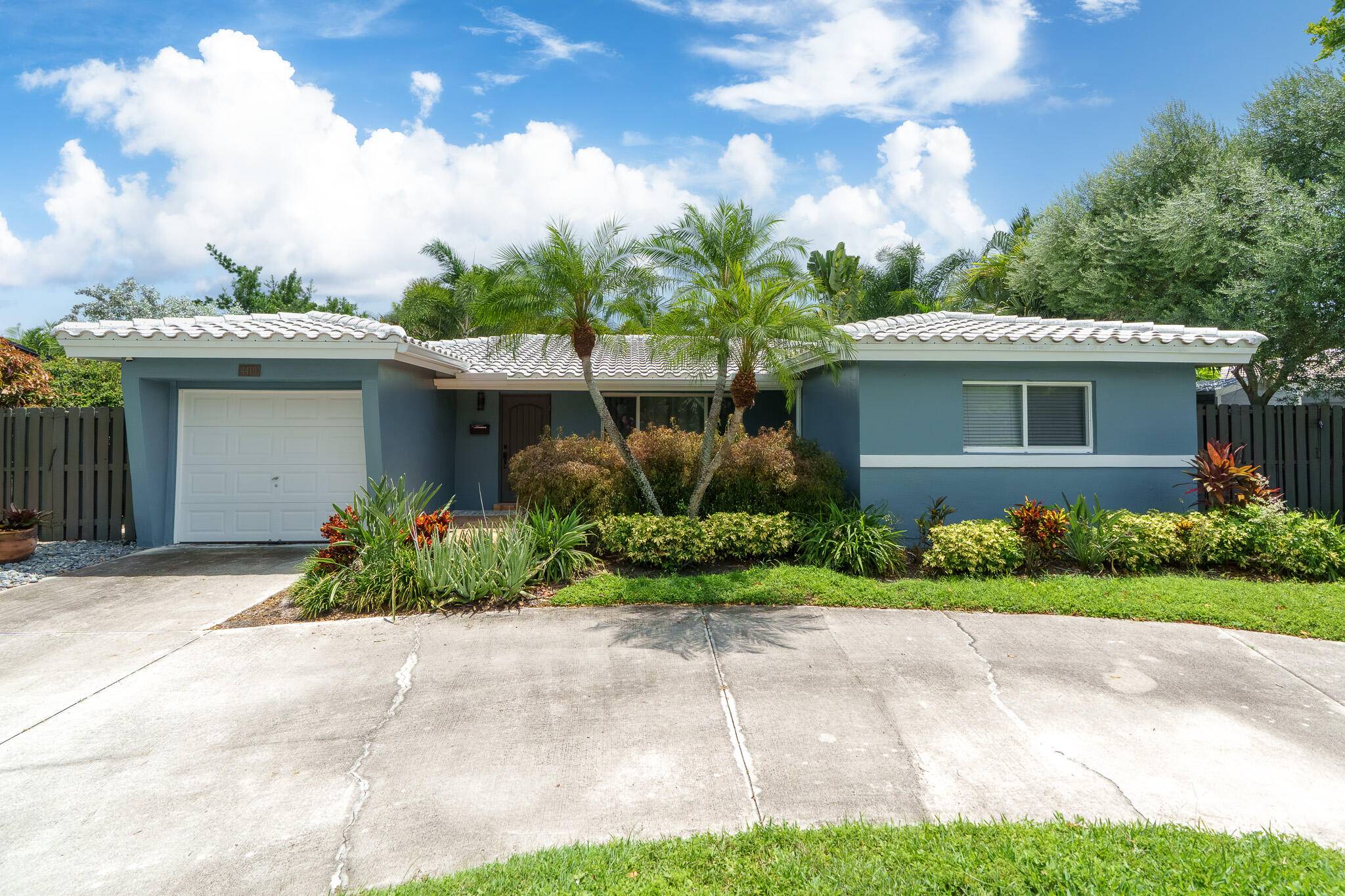 Turnkey 3 Bedroom, 2 Bath Heated Pool Home in Desirable Oakland Park Fully Operating Airbnb !