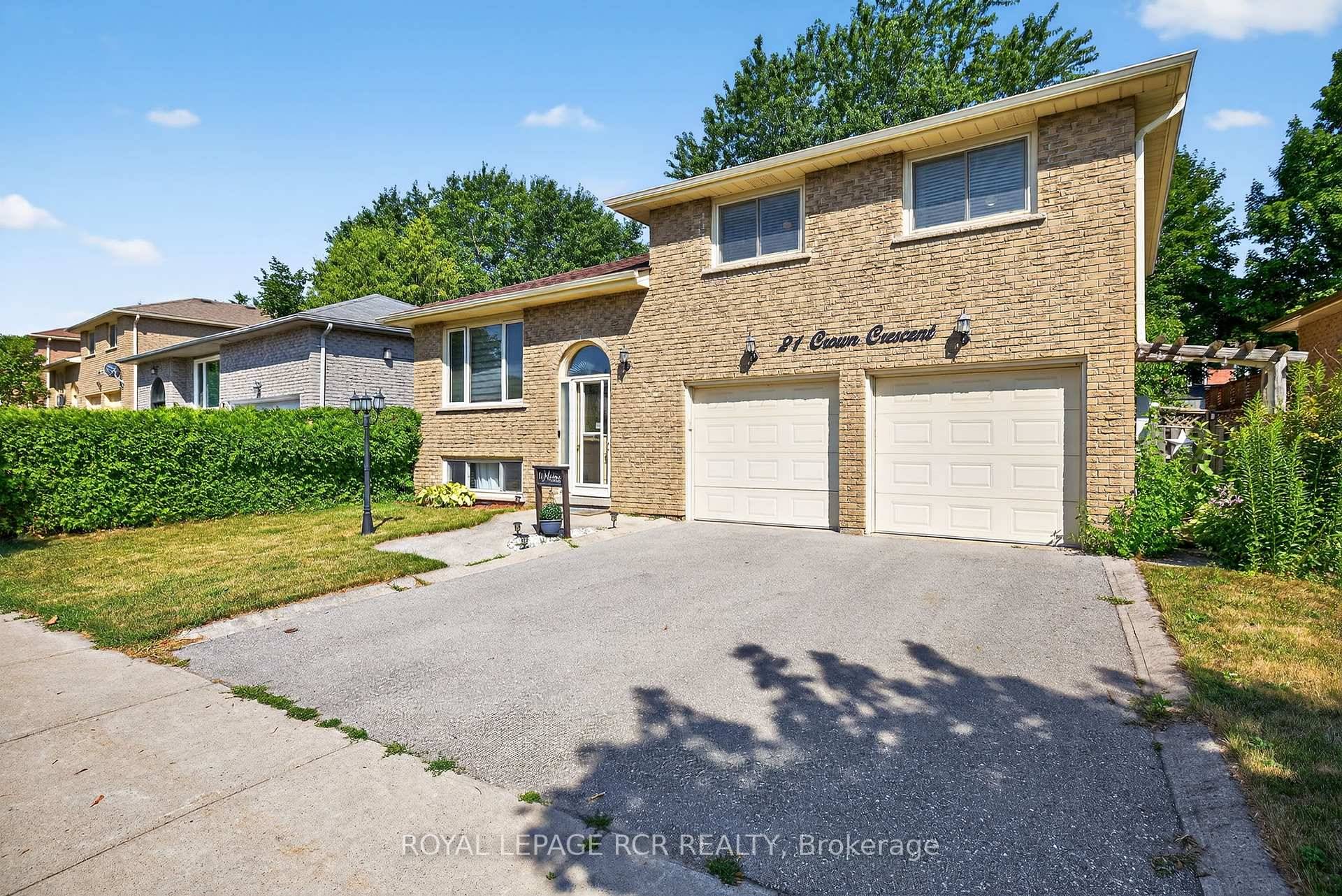 Welcome to this stunning and spacious side split, perfectly nestled in a sought after, family oriented neighbourhood.