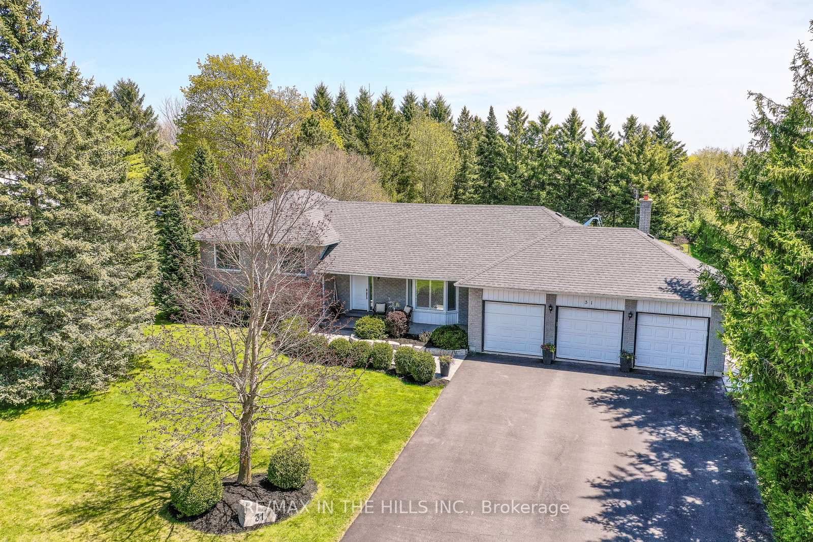 Stylish Family Retreat with Resort Style Pool in Caledon Village.