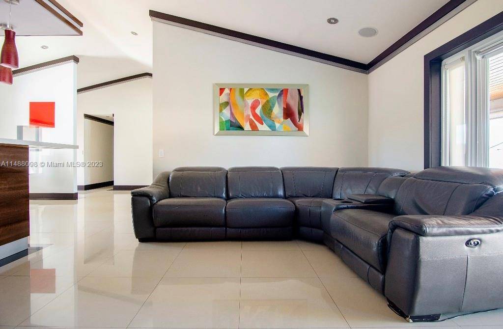 Furnished Luxury House 5 3 with Pool 1 year lease by owner All utilities must be pay by tenant House is completely furnished, ready to move in Call for more ...