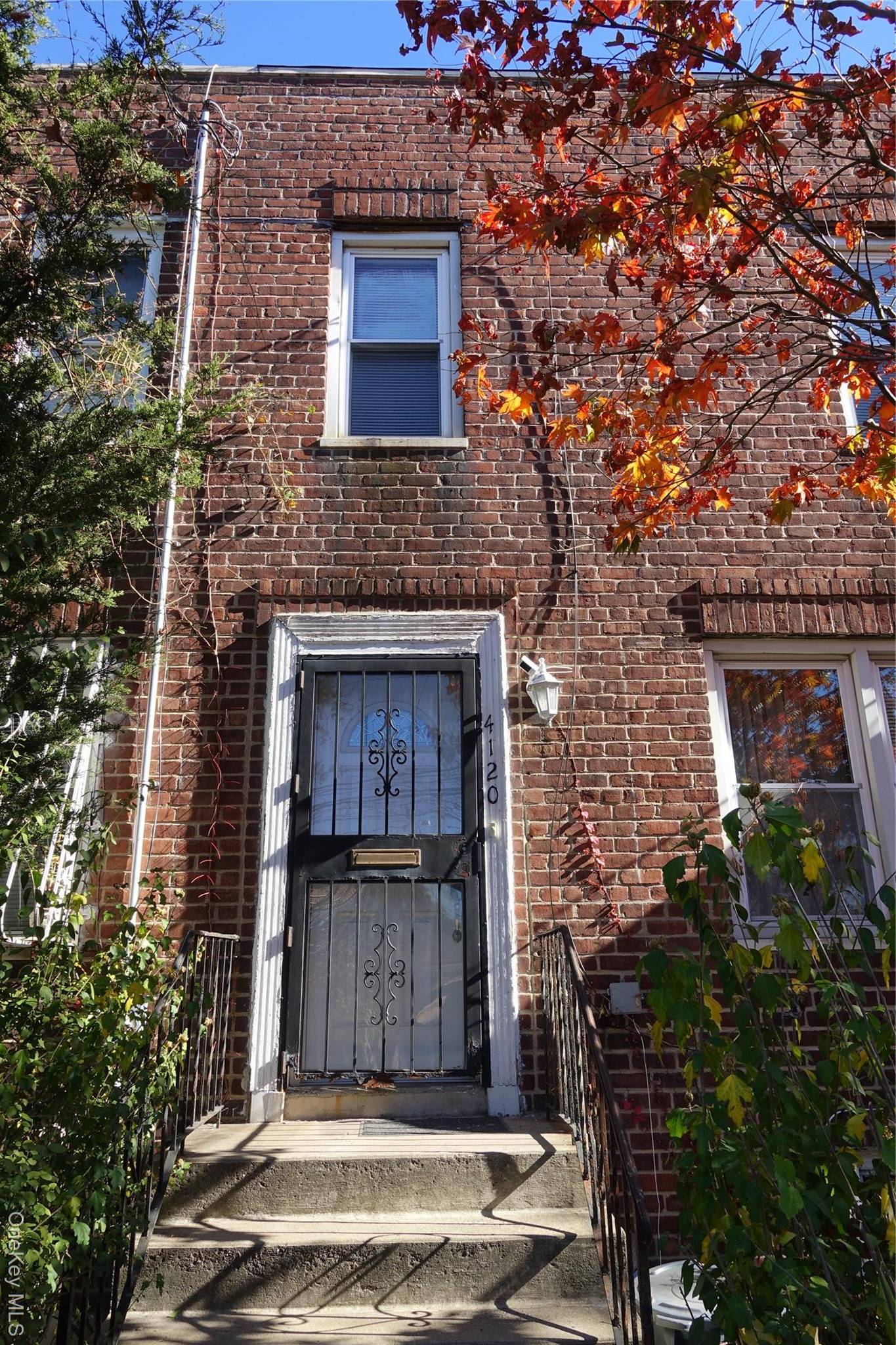 Discover this charming all brick single family home in Northeast Bronx, ready for YOU to make it yours !