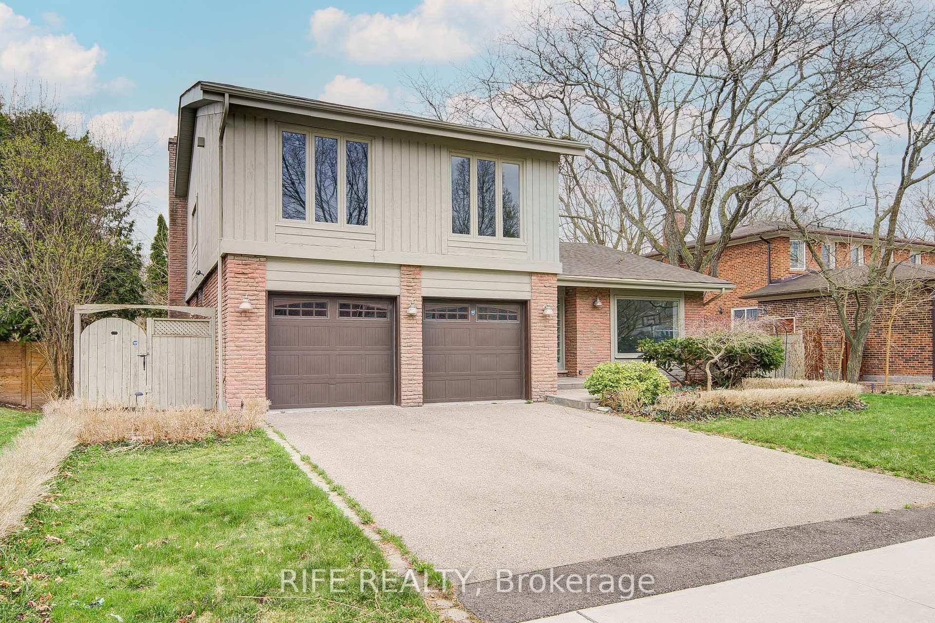 Welcome to 17 Bramble Drive A Rare Gem in the Prestigious Denlow Neighbourhood !
