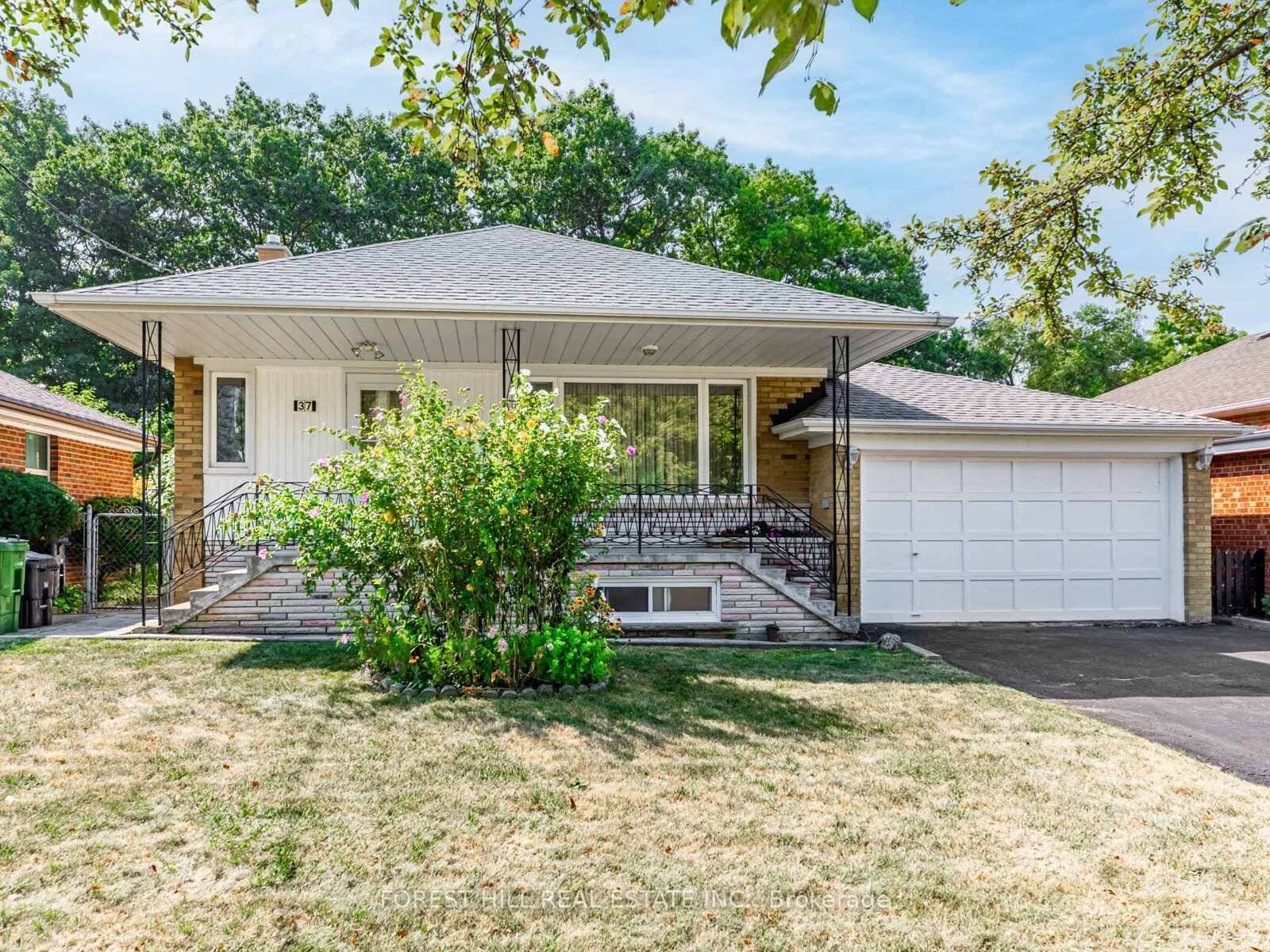 First time on the market in the sought after Amesbury neighbourhood !