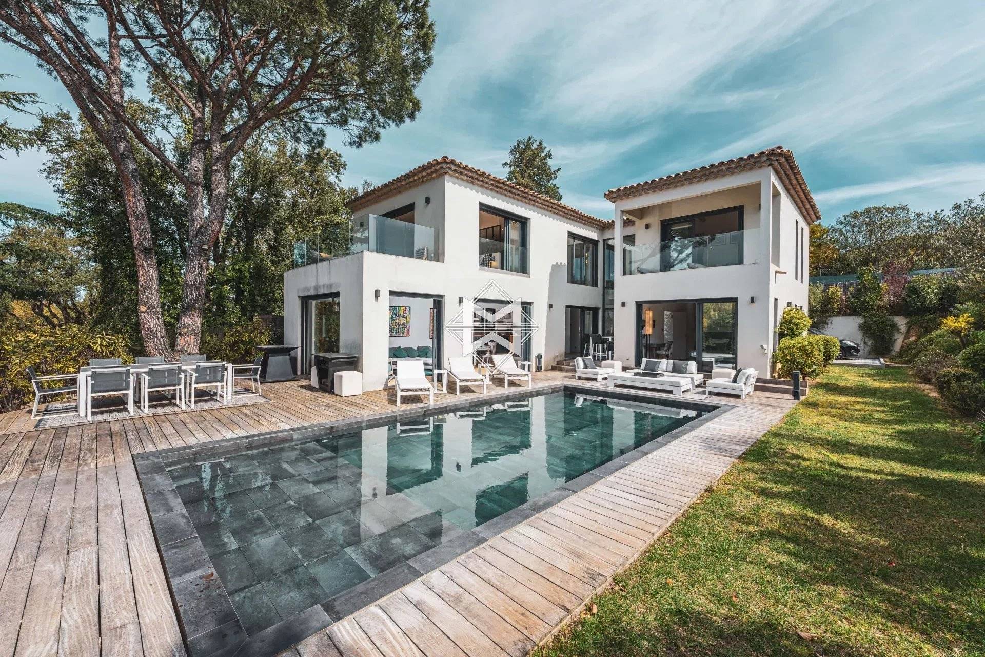 Beautiful modern villa with fine finishes