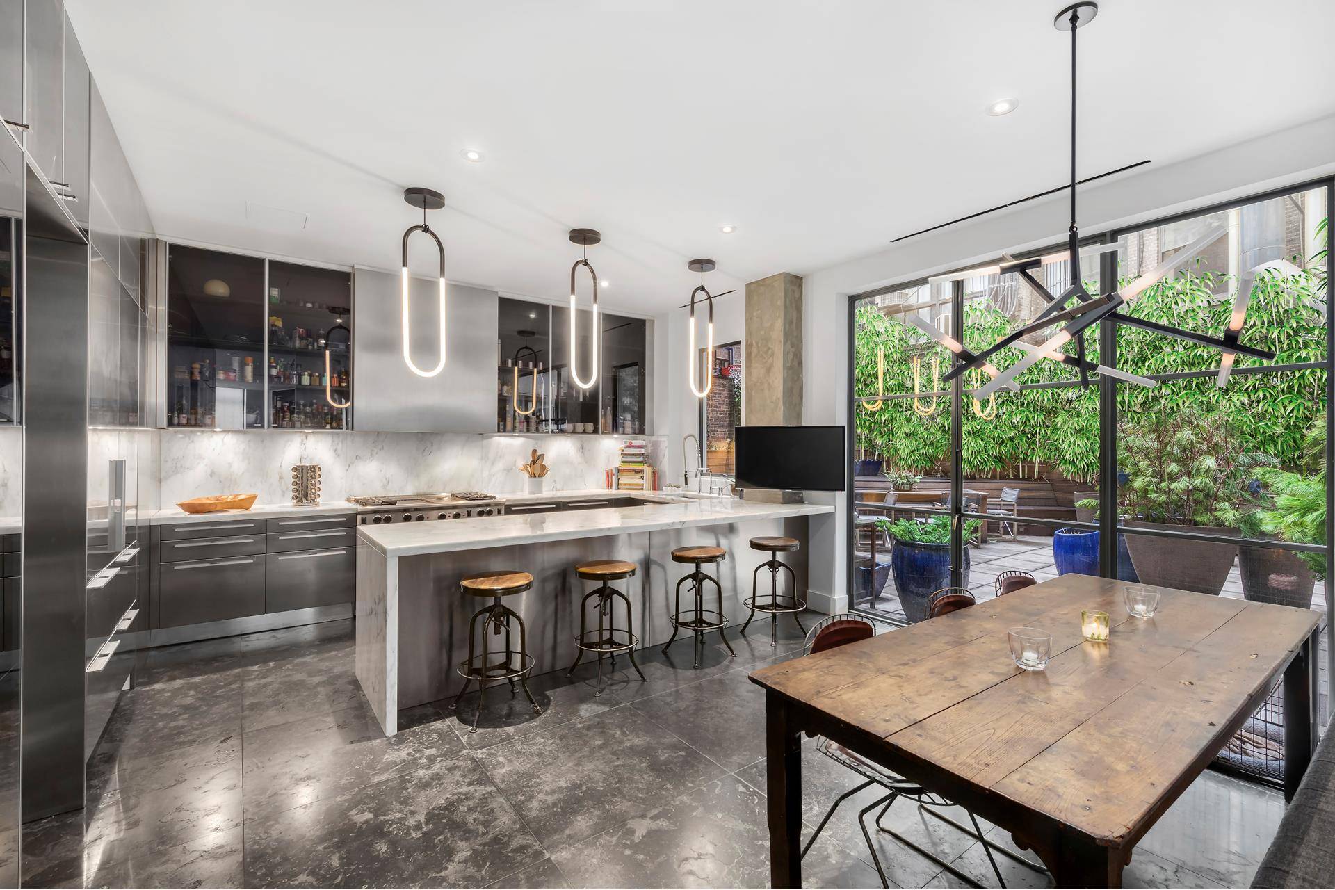 1 North Moore St Townhouse Available ImmediatelyEnjoy the best of both worlds by living in a full service, doorman building with the benefit of your own discrete entrance and private ...