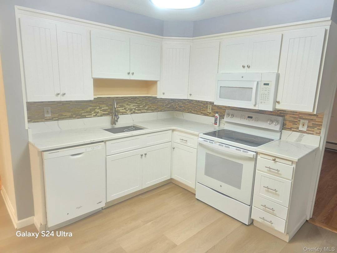 . HUGE 2nd FLOOR 3 BEDROOMS, MASTER BEDROOM WITH FULL BATH IN IMMACULATE CONDITION.