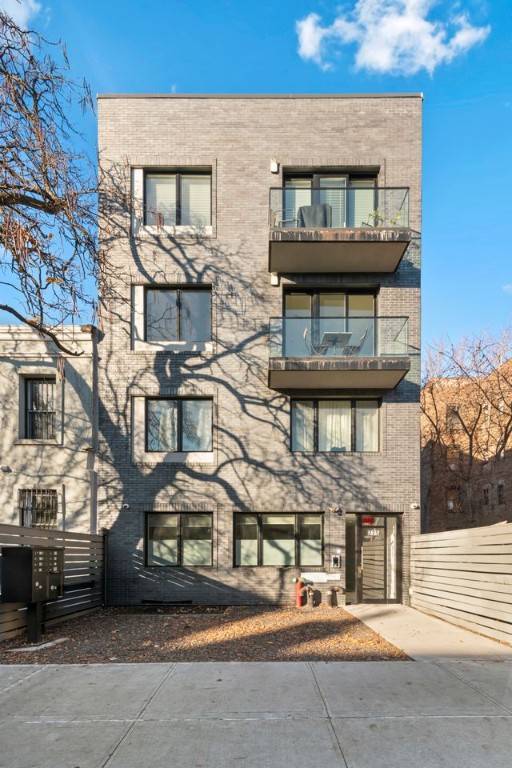 725 Lafayette Avenue, Apt 2B Boutique Luxury 1BR Condo in the Heart of Bed StuyWelcome to Apt 2B at 725 Lafayette Avenue, a beautifully curated one bedroom, one bath condominium ...