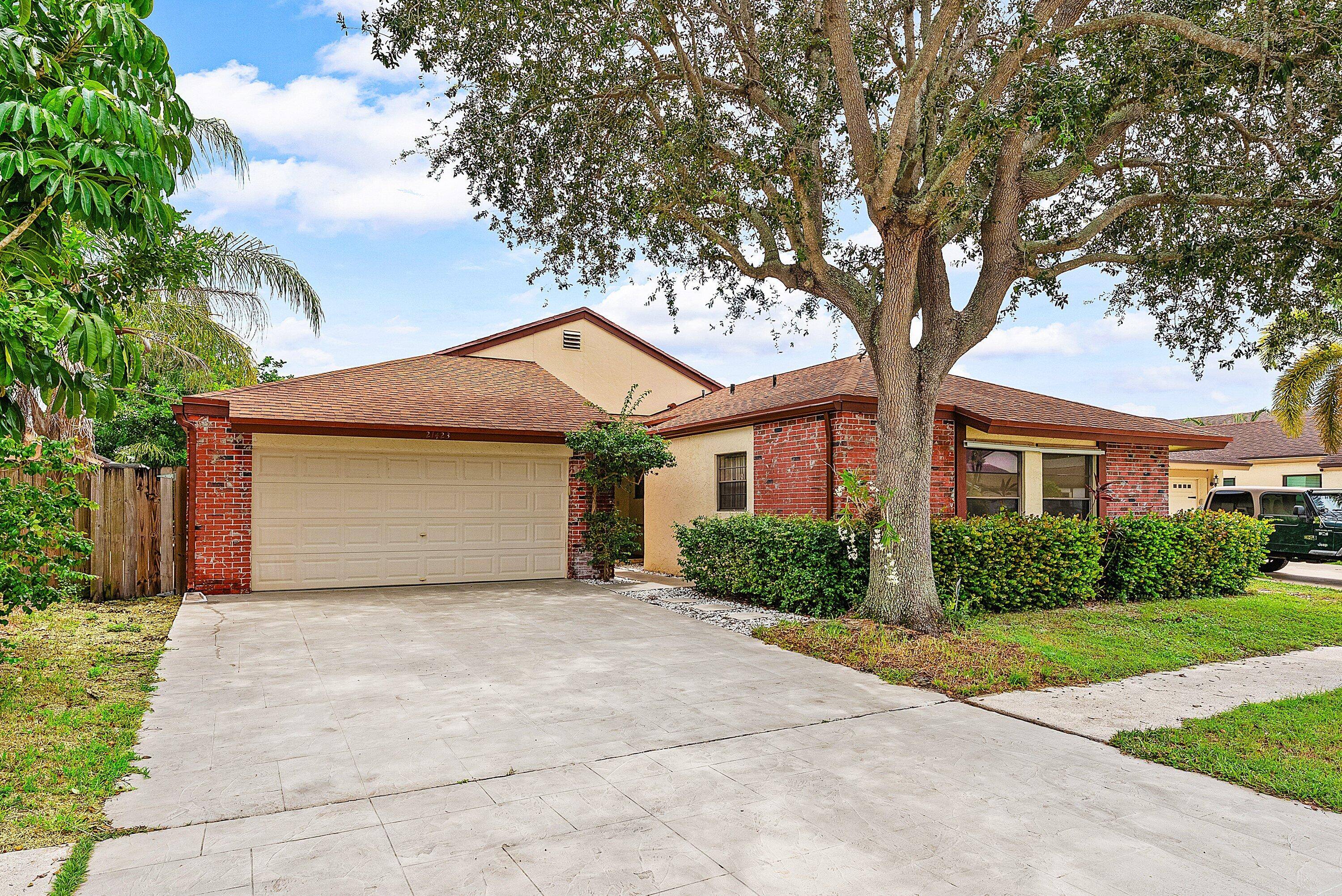 Welcome to 21423 Summertrace Circle in Country Landing II !