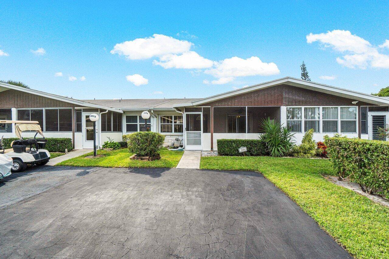 Lowest priced villa in the highly desirable Cypress Lakes Community with 320 acres of lush surroundings, 18 hole golf course NO GOLF SOCIAL MEMBERSHIP FEE, Cable, internet, mini golf, tennis, ...
