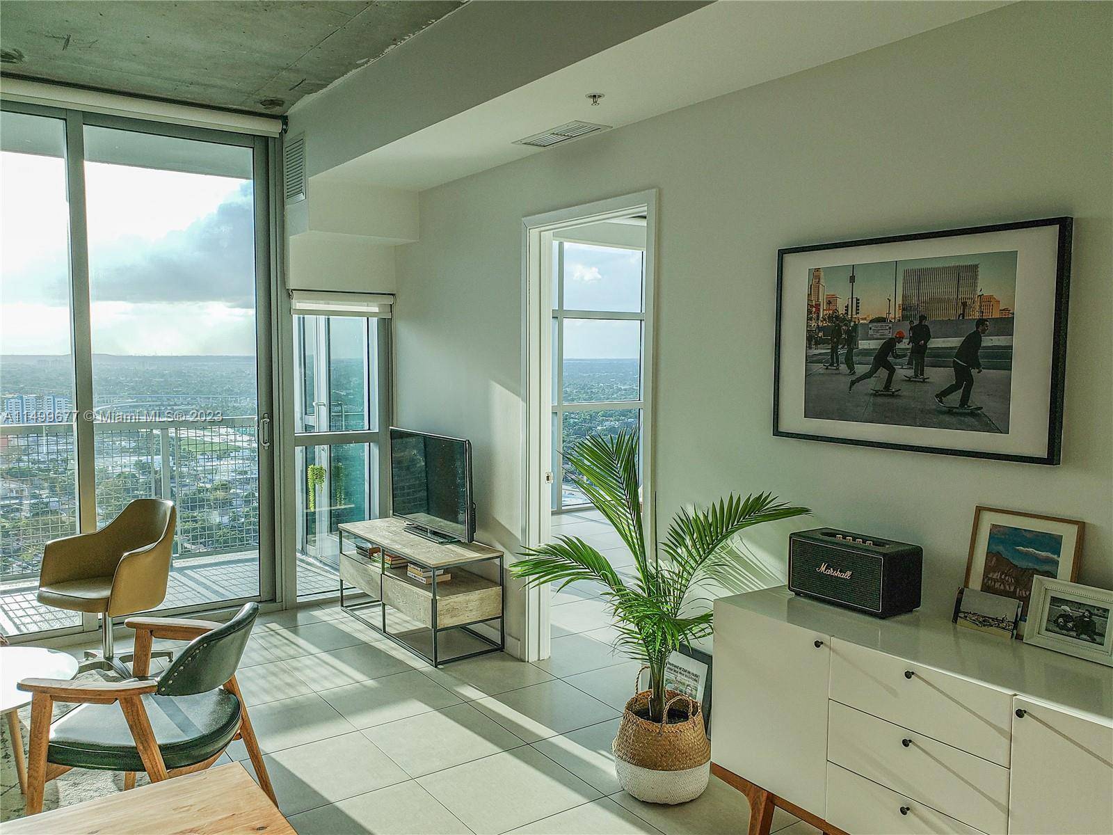 Gorgeous 1 bedroom, 1. 5 bathroom residence situated in Midtown, within easy walking distance to restaurants and shops.