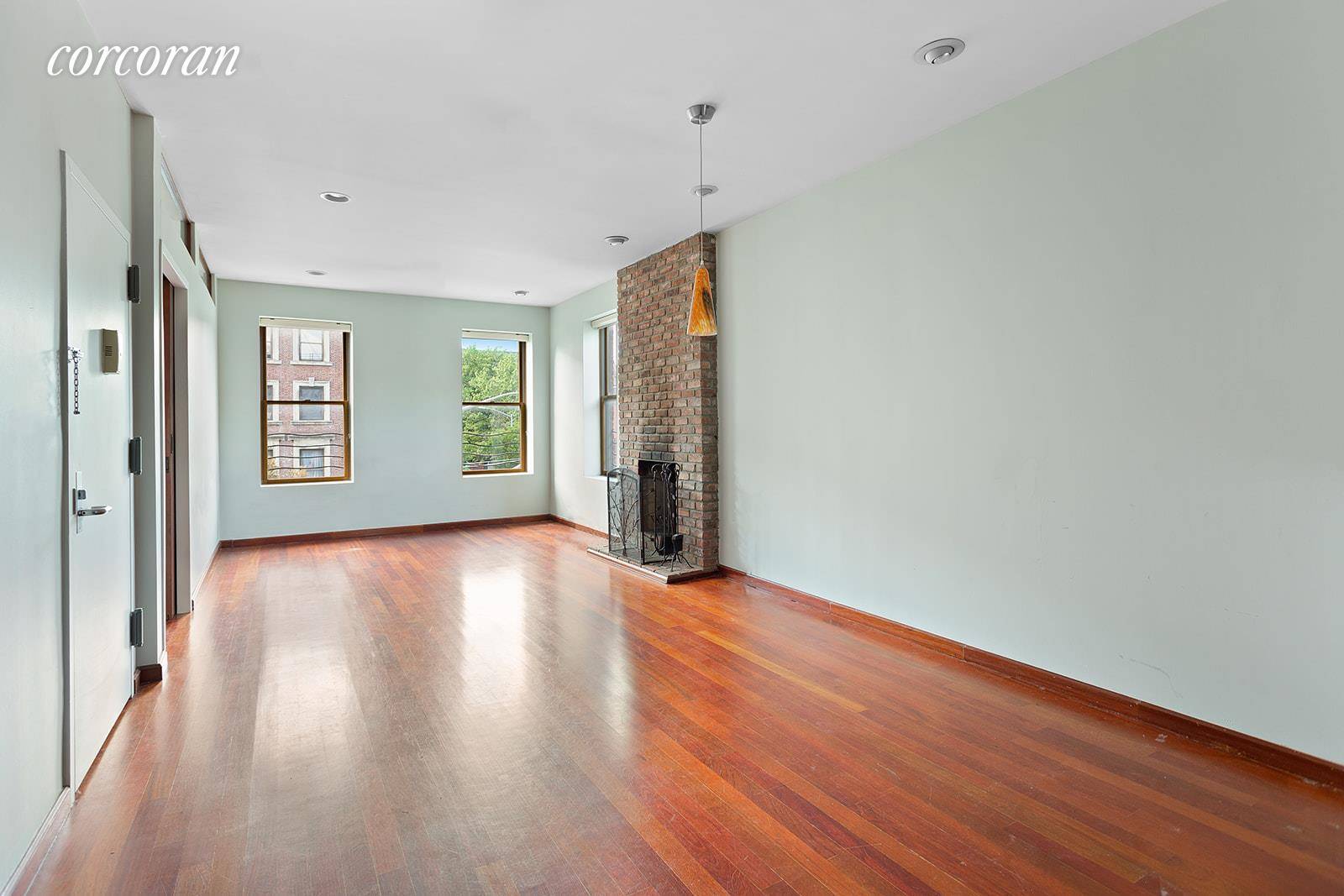 ENORMOUS ONE BEDROOM APARTMENT WITH SECOND ROOM FOR FLEXIBLE USE !