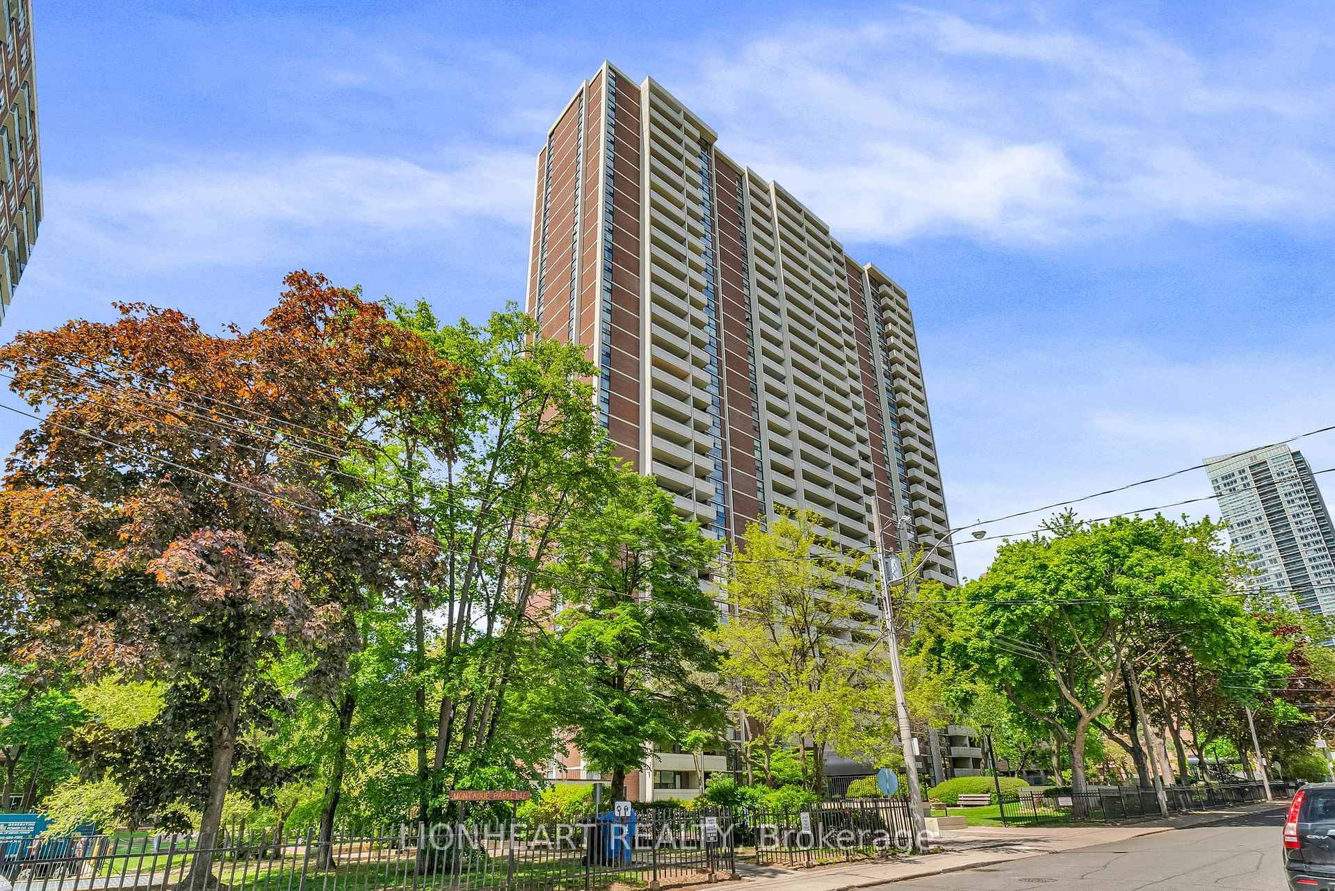I'm excited to share this fantastic bachelor unit that's perfect for anyone looking to enjoy downtown living or be close to campus as a Pied A Terre.