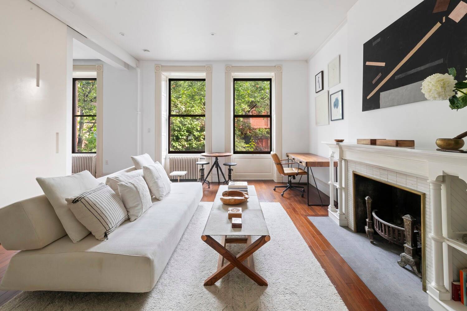 Welcome to 40 Remsen Street 7, a meticulously renovated 1 bedroom, 1 bath residence in the heart of Brooklyn Heights.