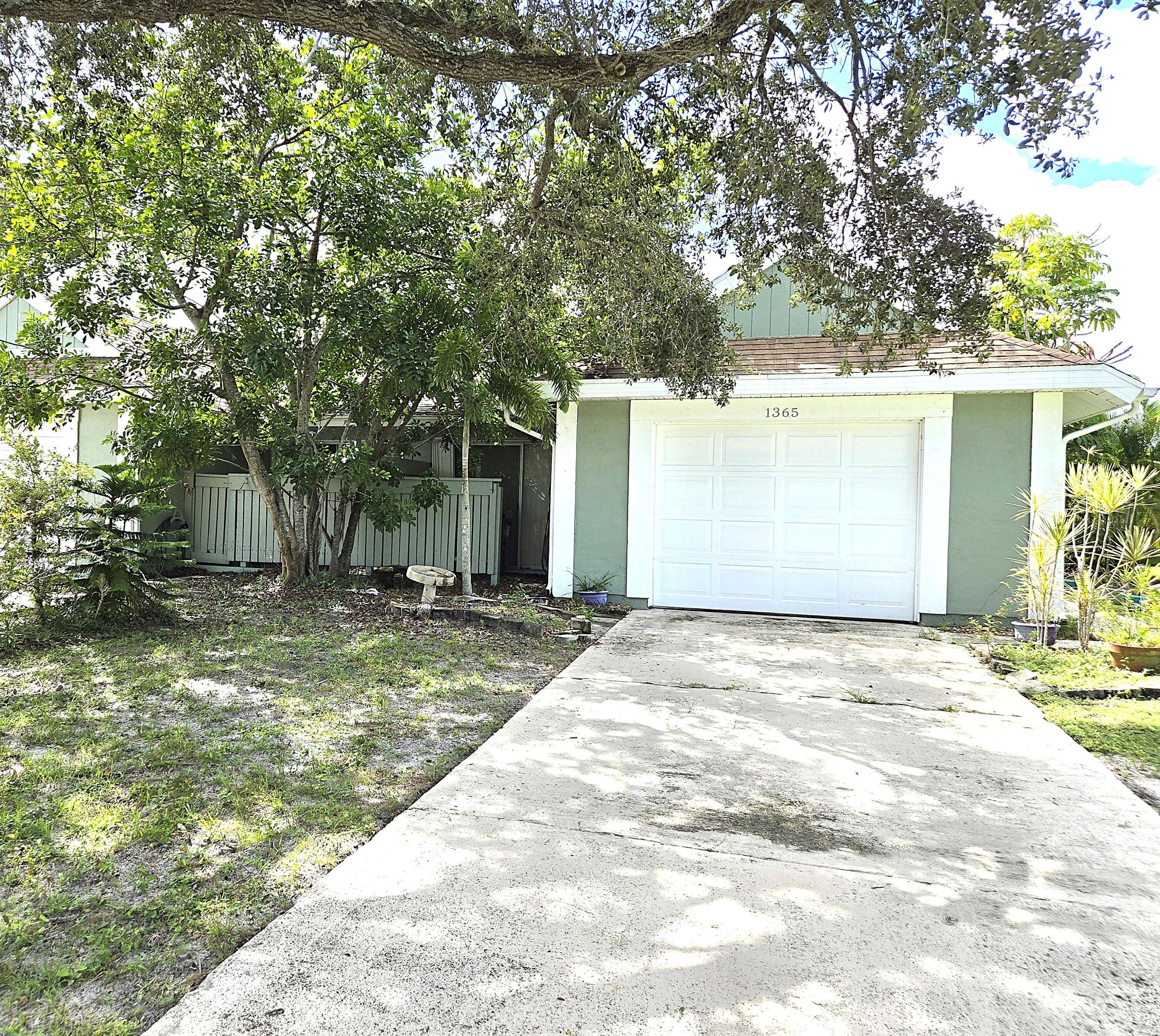 Discover Florida living in this 2 bed, 2 bath, 1 car garage villa in the sought after Rivergreen Villas.