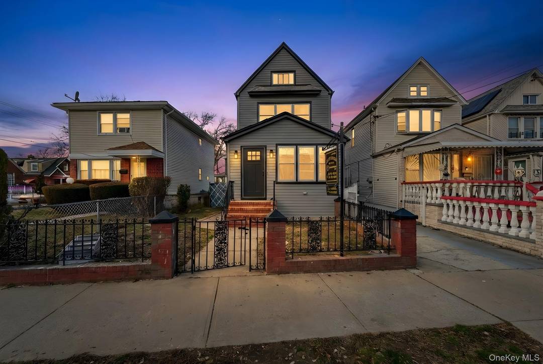 132 05 109th Avenue is a fully detached single family sitting on a 30x102 lot !