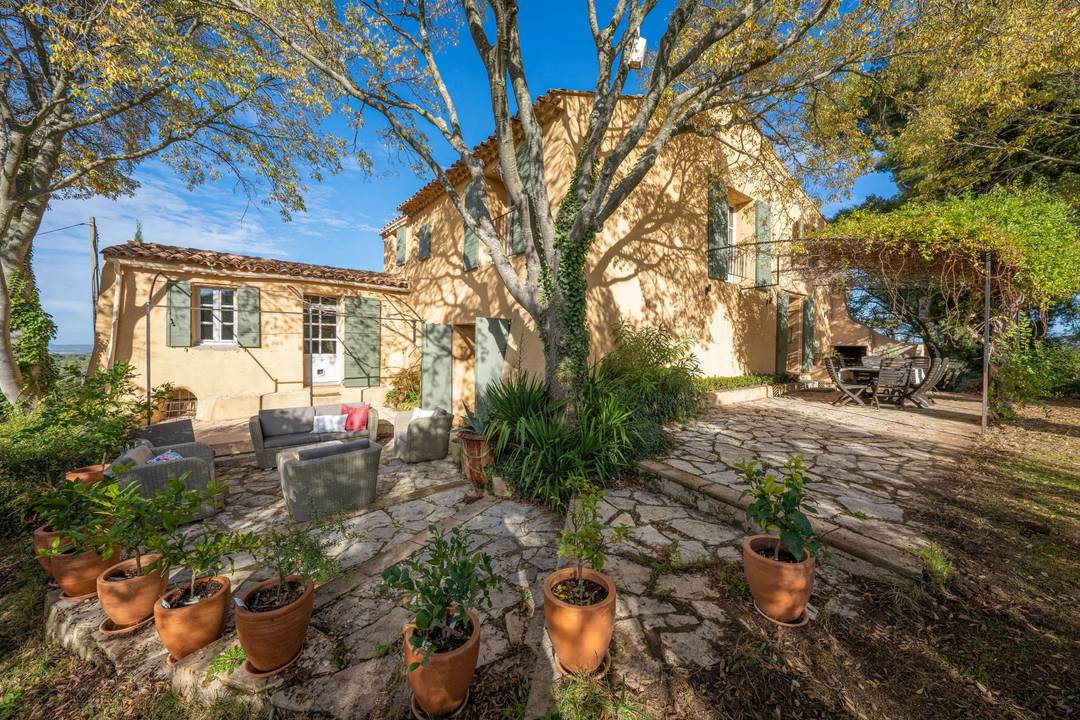 Aix-en-Provence – Outstanding Provençal Mas Nestled in the Aix Countryside