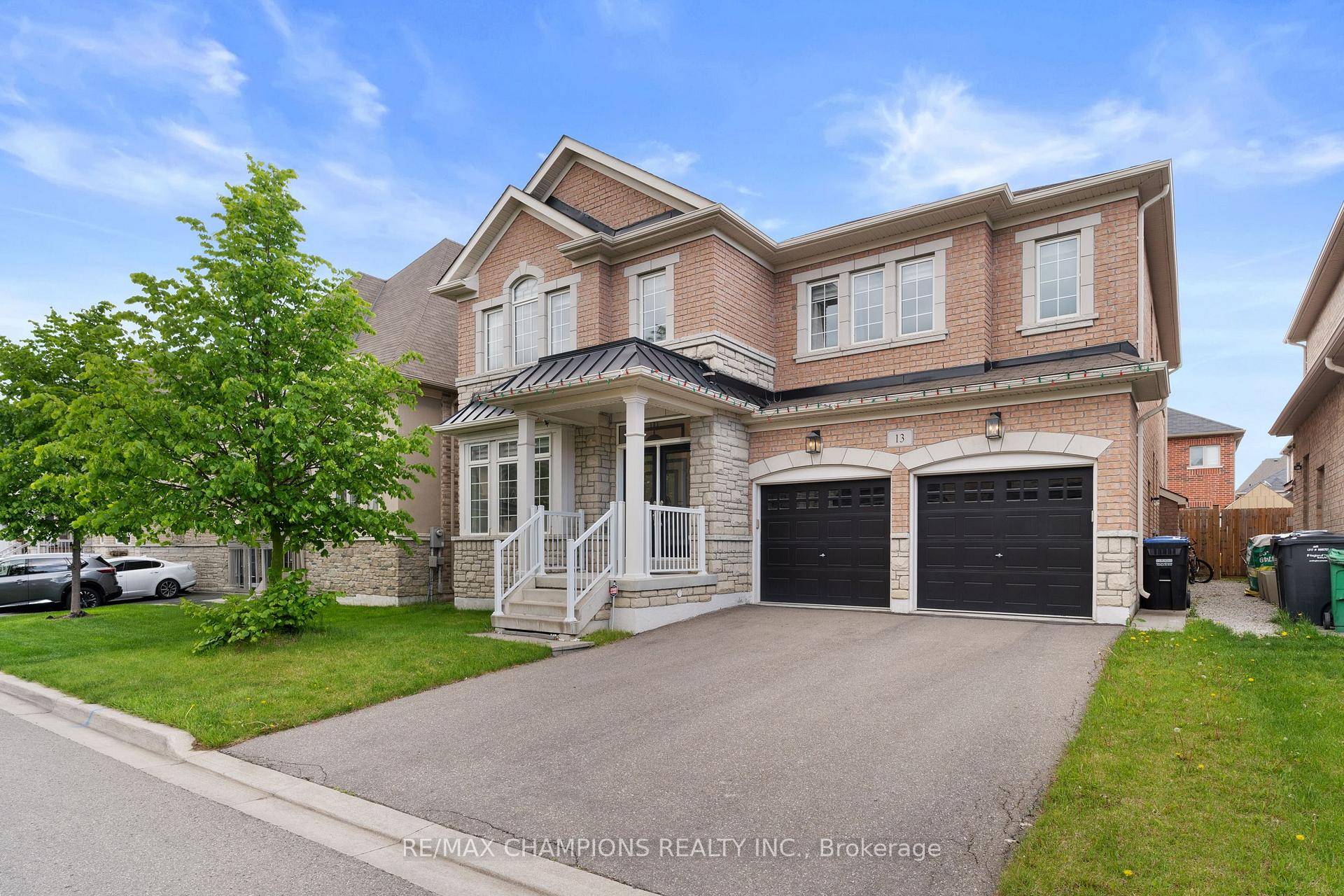 Located in a Prestigious Community The Values of Humber This immaculate 5 bedroom house features a stone and brick elevation, no sidewalk and double door entry to a very large ...
