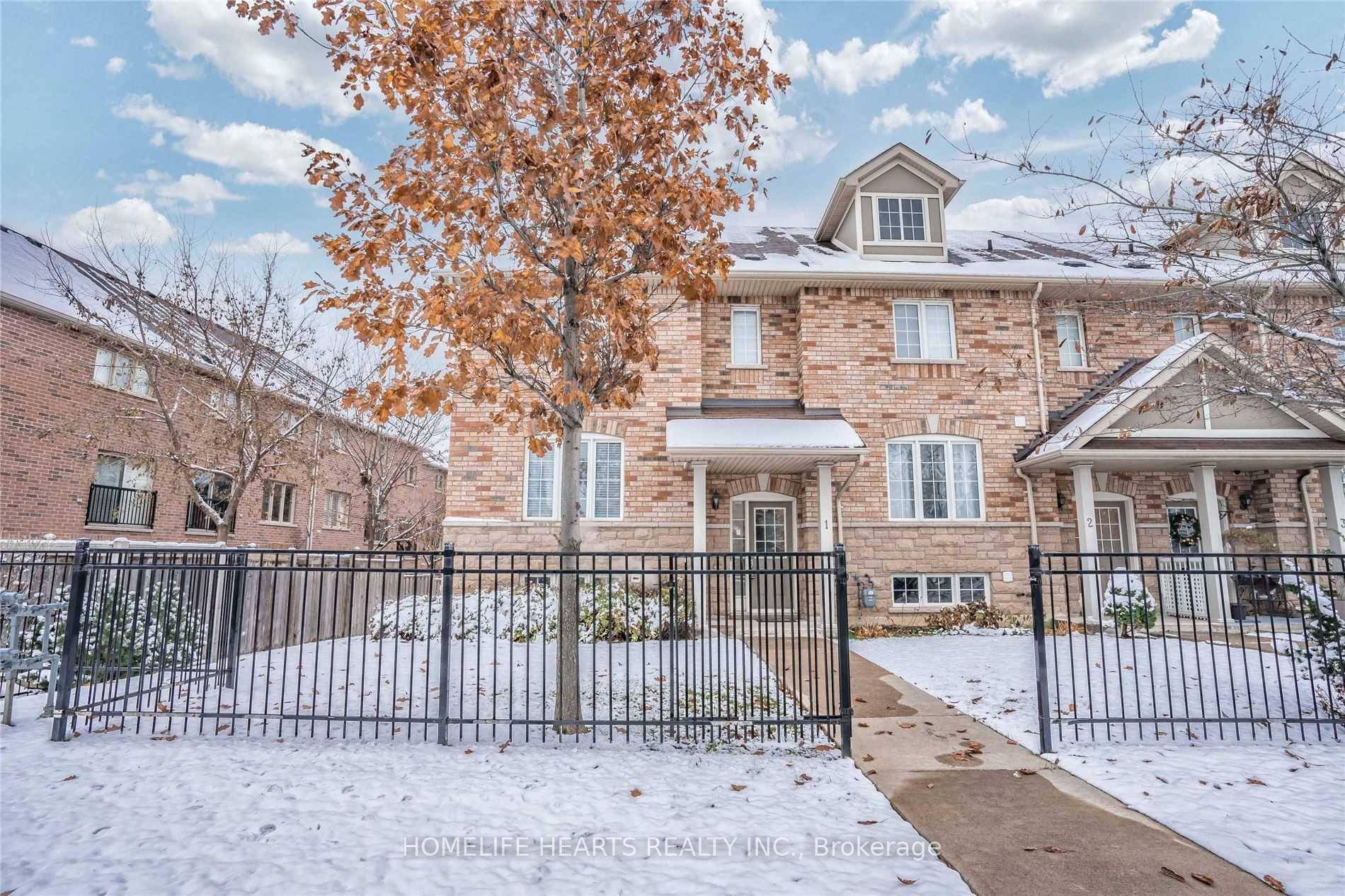 Fully Furnished amp ; Well Located End Unit Town In Britannia Oak Complex.