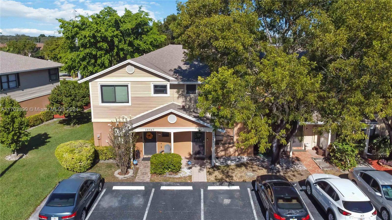 Beautiful townhome located in the heart of Pembroke Pines within the Southbridge community.
