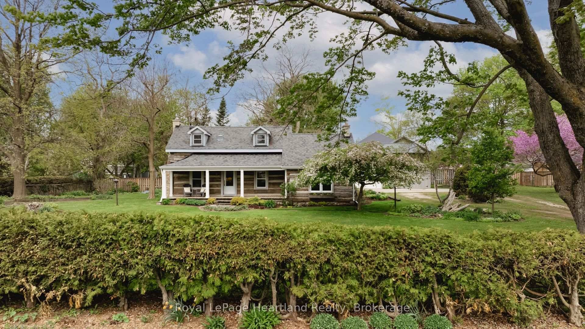 Ever dreamed of living in a cozy log home you'll never want to leave ?