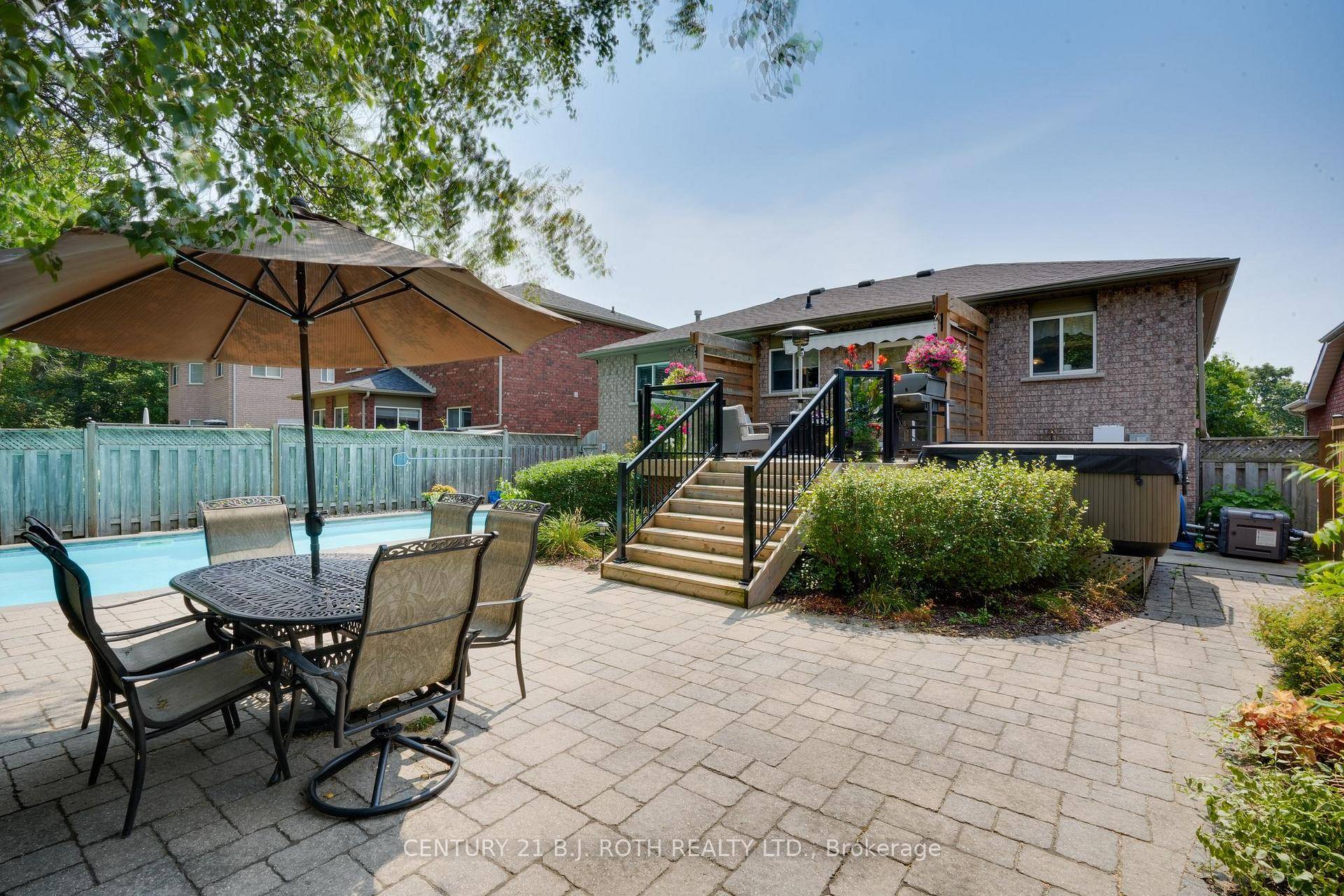 Welcome to this beautifully maintained bungalow in Barries highly sought after Ardagh Bluffs community, a neighbourhood known for its scenic walking trails, mature trees, and natural beauty.