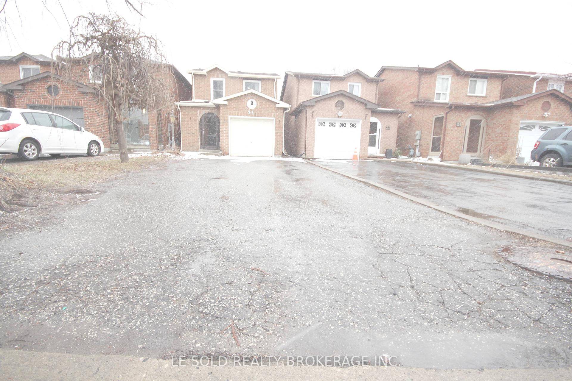 Great detached house 3 bedroom upper level unit for lease.