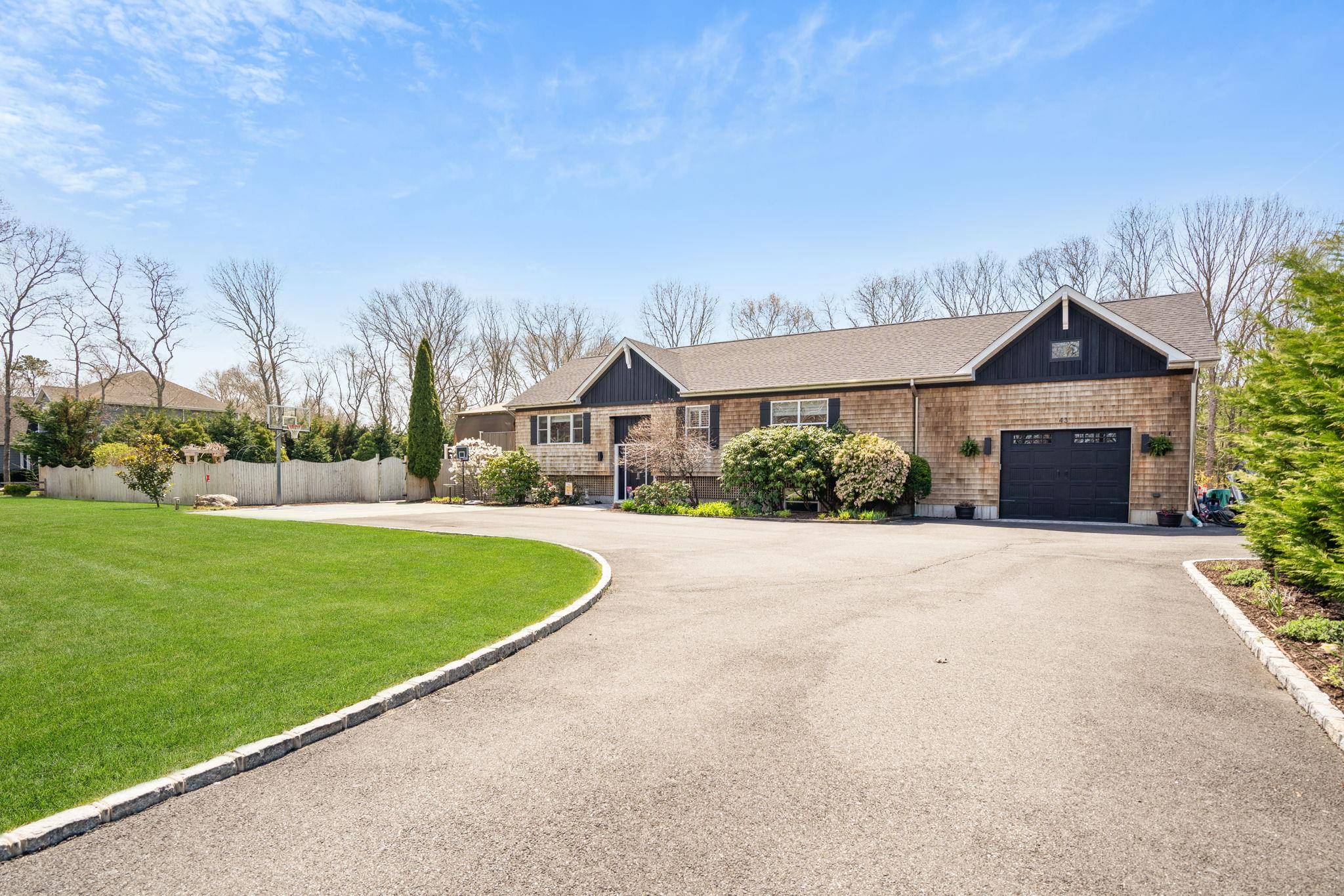 A Westhampton Beach Beauty Welcome to your Hamptons escape !