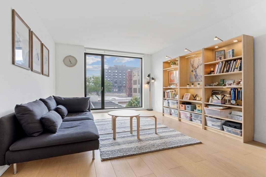 Apartment S3E is flooded with sunlight from the south eastern exposure.