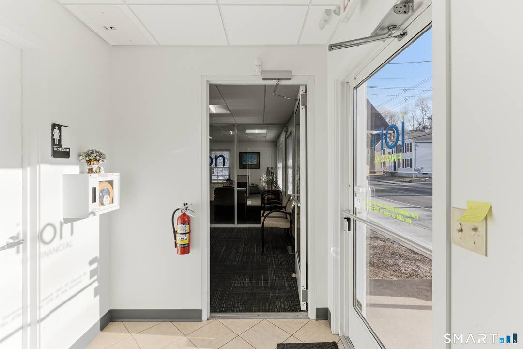 Commercial Opportunity in Revitalized Downtown Naugatuck 3, 240 Sq Ft Position your business in the heart of downtown Naugatuck with this versatile 3, 240 sq.