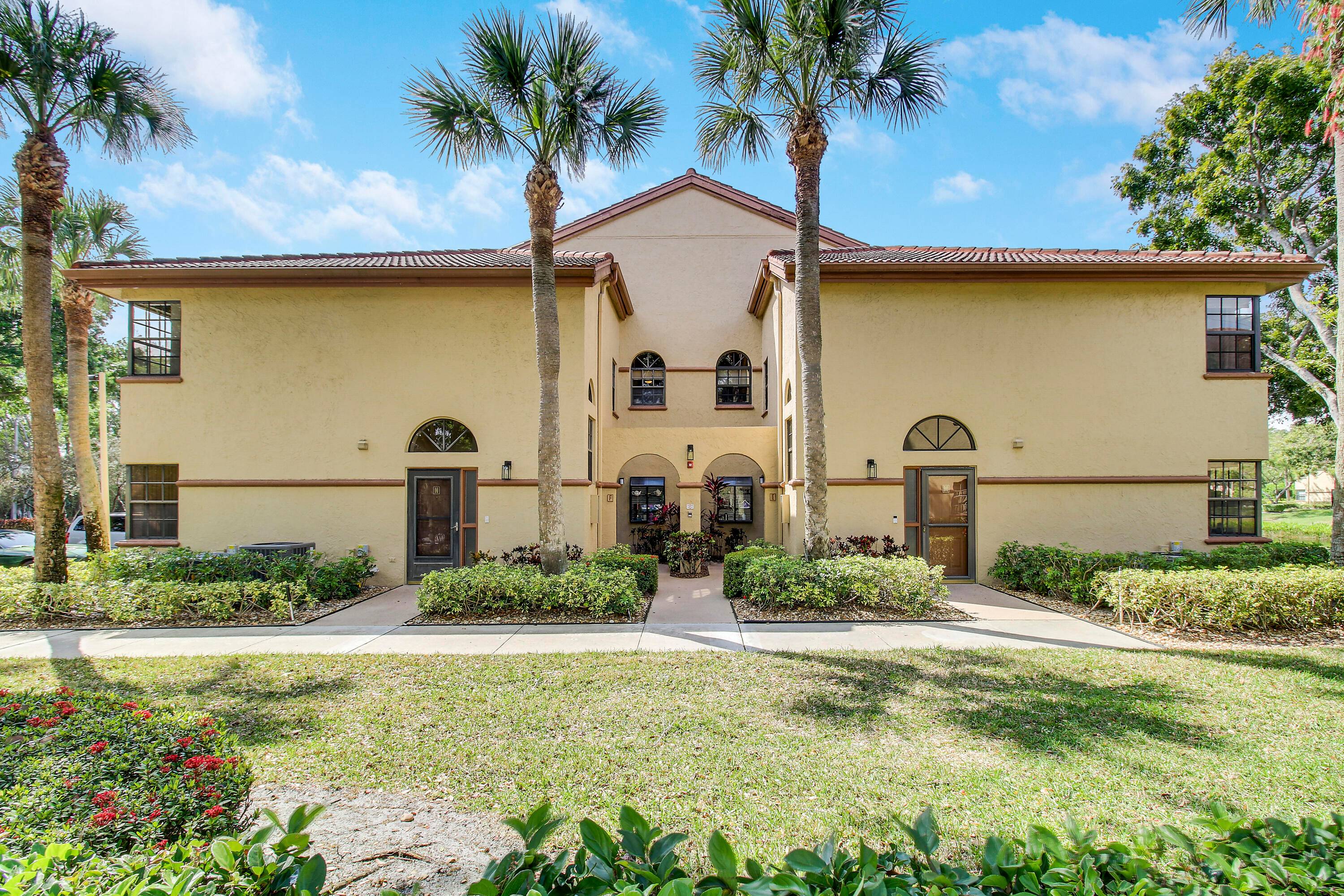 Enjoy full time or seasonal in this lovely, rarely available, first floor 3b, 2ba condo in Platina.