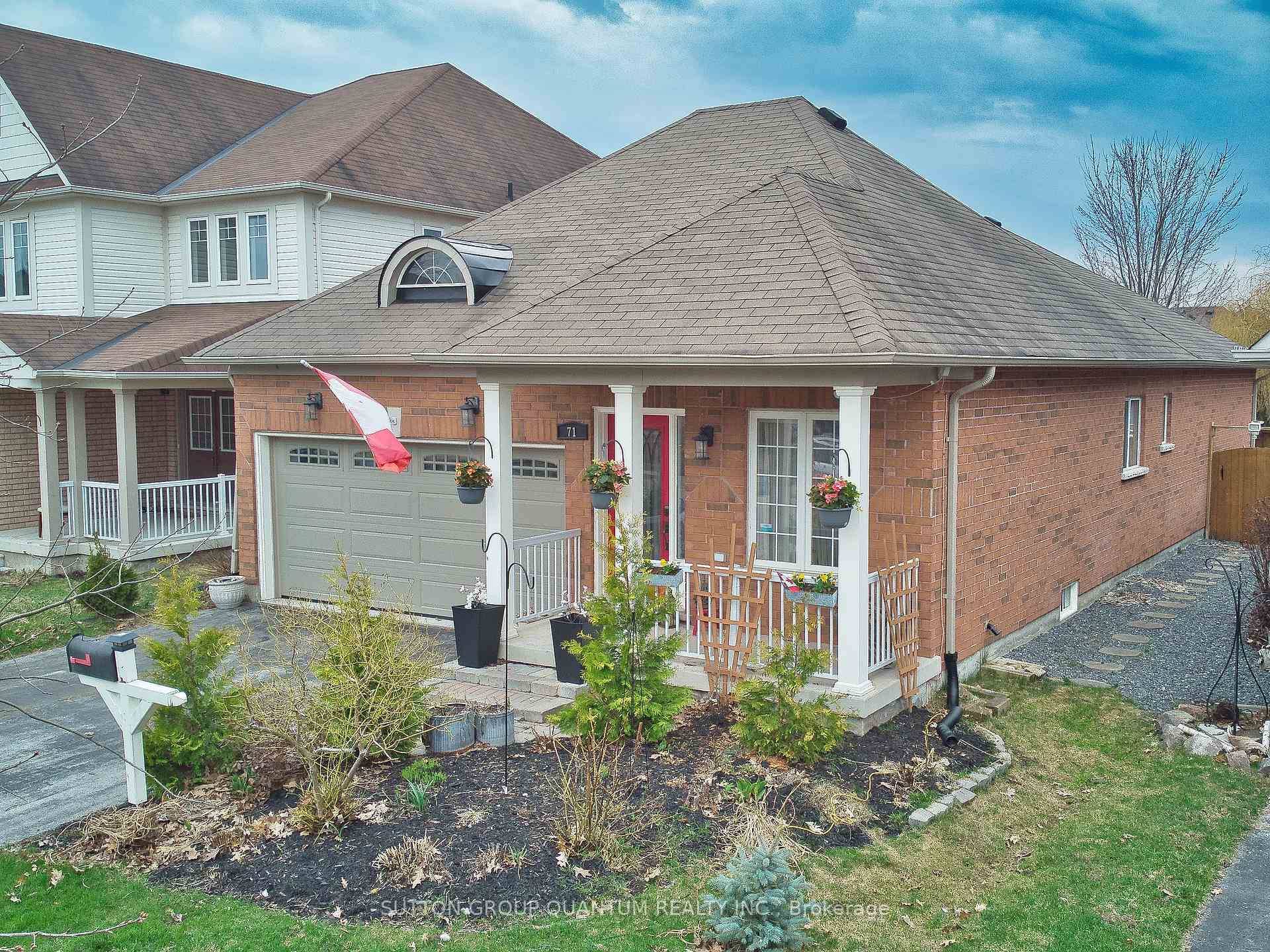 Stunning 2 Bedroom Home in Barrie's Desirable Subdivision Ideal for Downsizing !