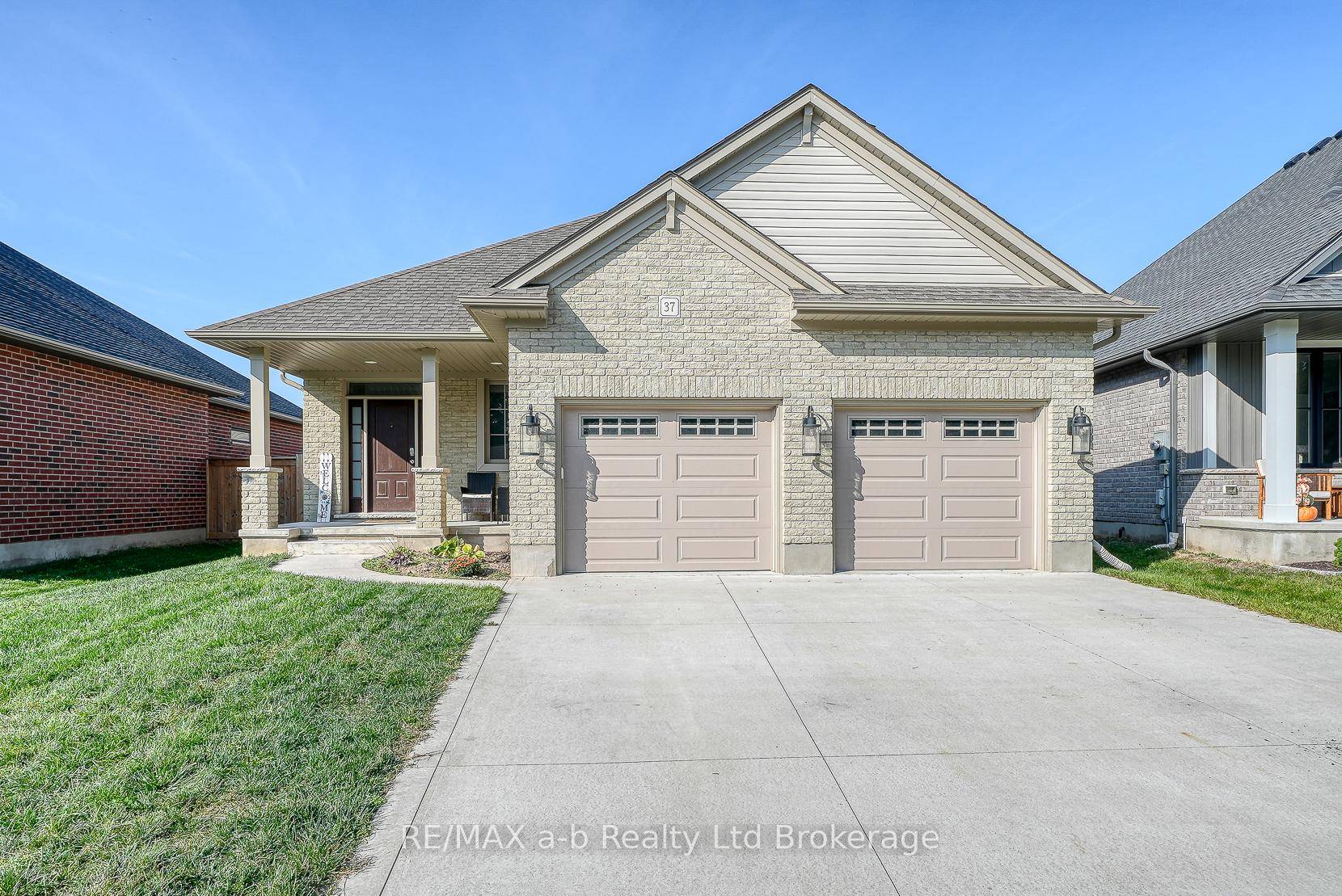 Stylish bungalow ! This reputably built Hayhoe Home is full of upgrades.