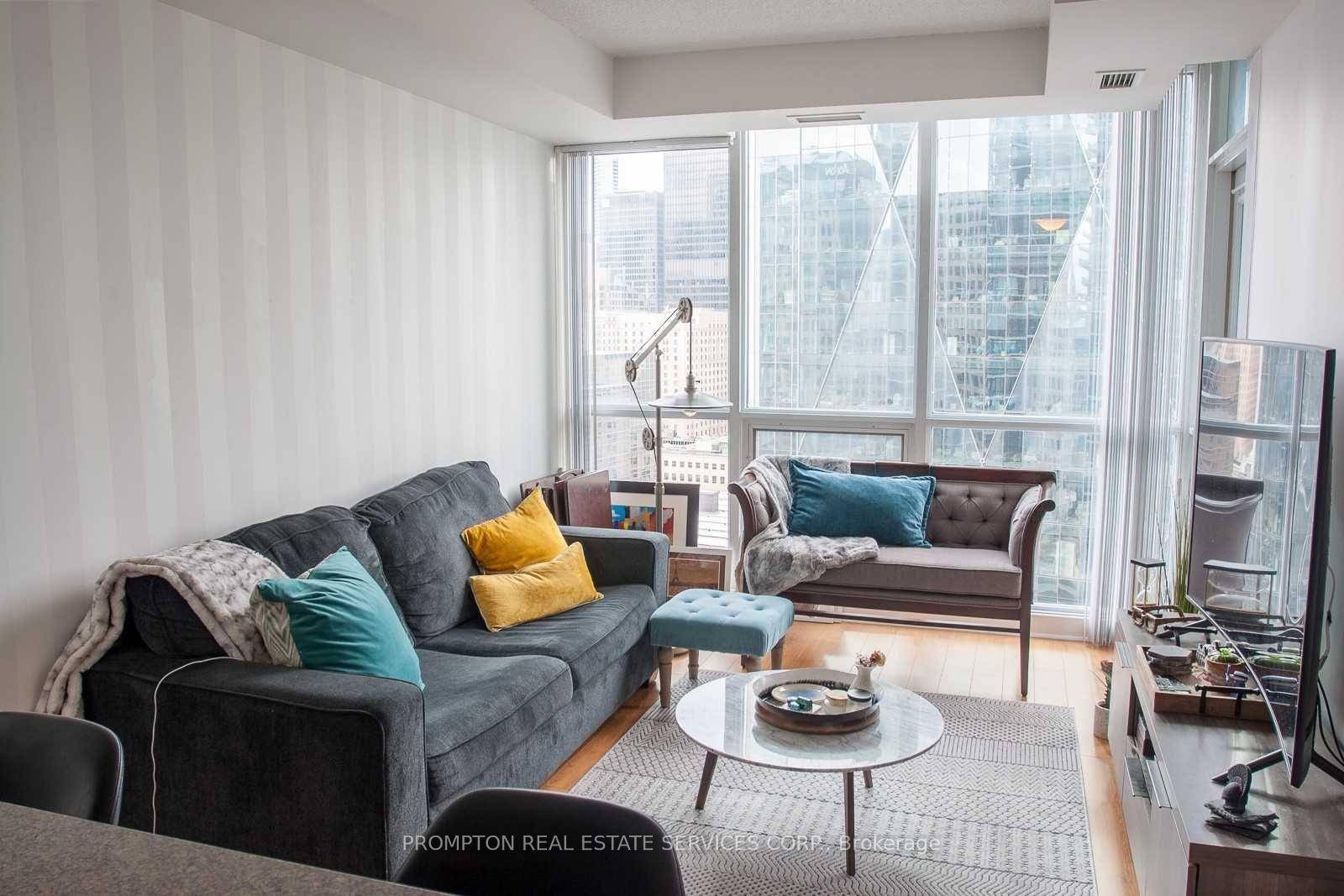 Experience upscale Harbourfront living at Success Tower with this elegant 1 Bedroom Den residence, ideally situated just steps from Union Station, the Financial District, and Scotiabank Arena.
