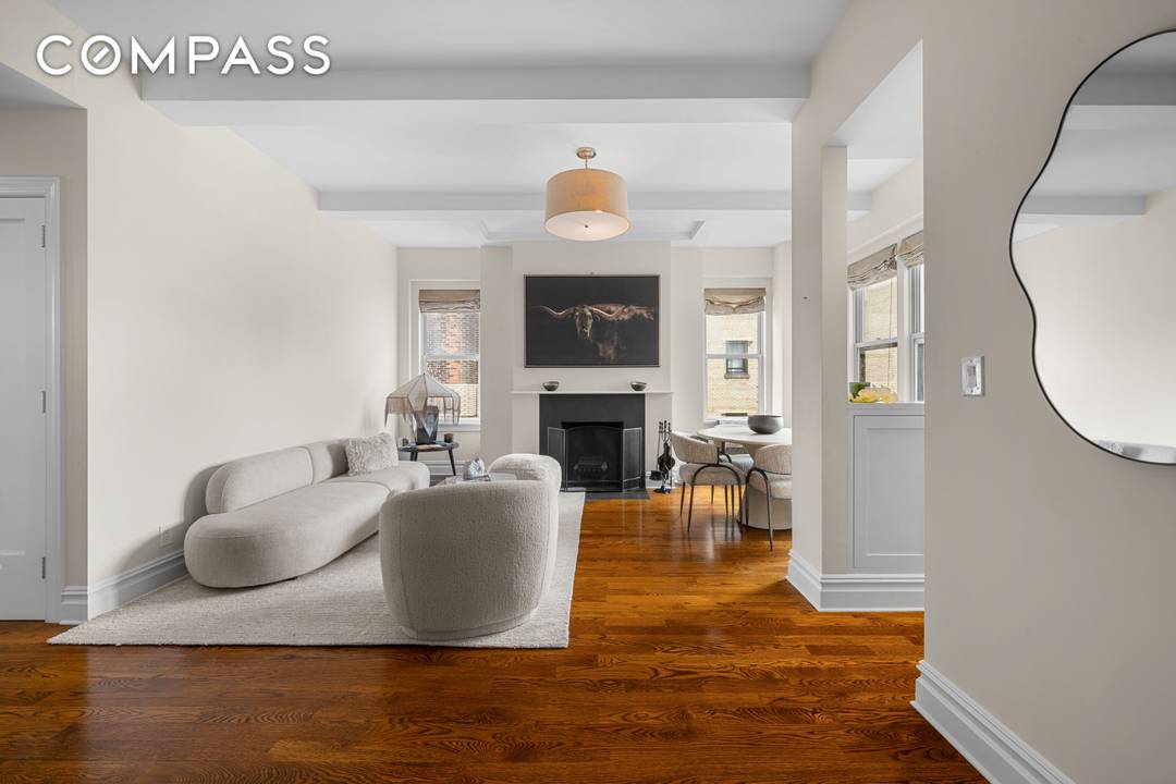 Rarely available on 5th Avenue historic Gold Coast is a sophisticated 2 bedroom in mint condition with beautiful exposures onto the village charming landmarked houses and Fifth Avenue buildings.